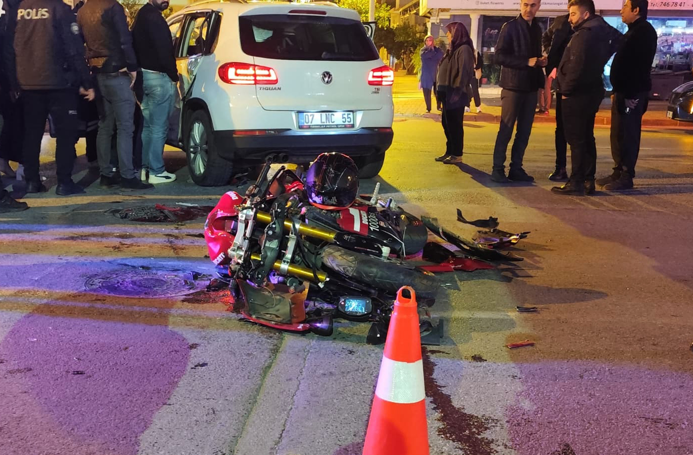 Antalya'da motosiklet otomobille çarpıştı 1 kişi hayatını kaybetti
