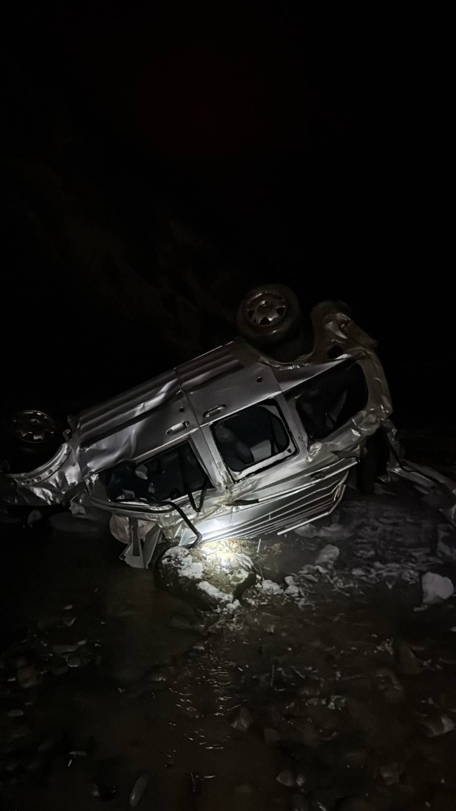 Samsun'da buzlu yolda kayan araç uçurumdan yuvarlandı