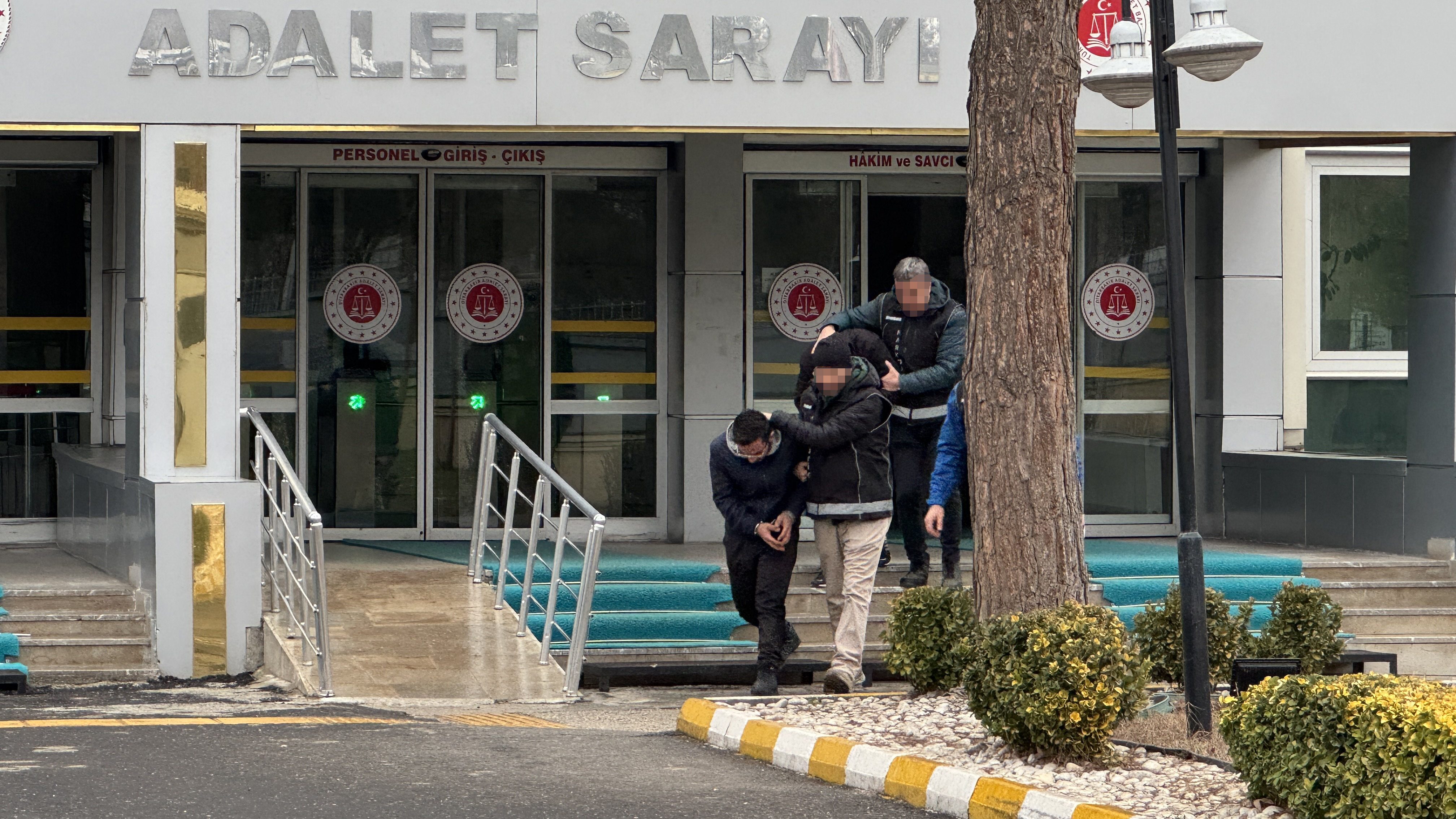 Diyarbakır'da midelerinde uyuşturucu bulunan yabancı uyruklu 2 şüpheli tutuklandı