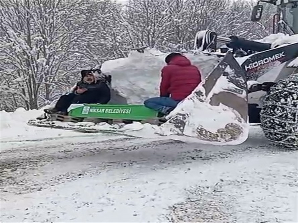 Tokat'ta cenaze kepçede taşındı: Kar yolu kapattı