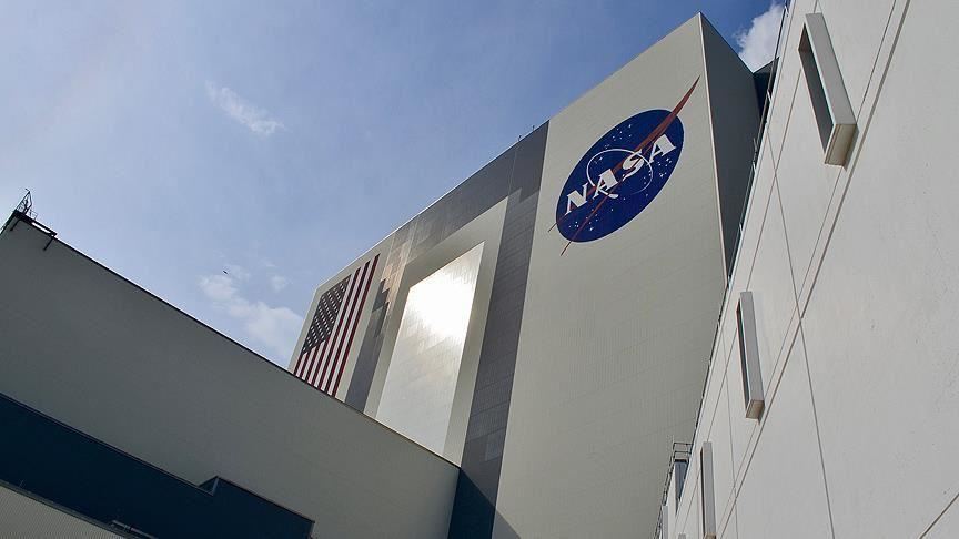 NASA'nın Dev Ay Roketi Fırlatma Rampasına Çıkarıldı