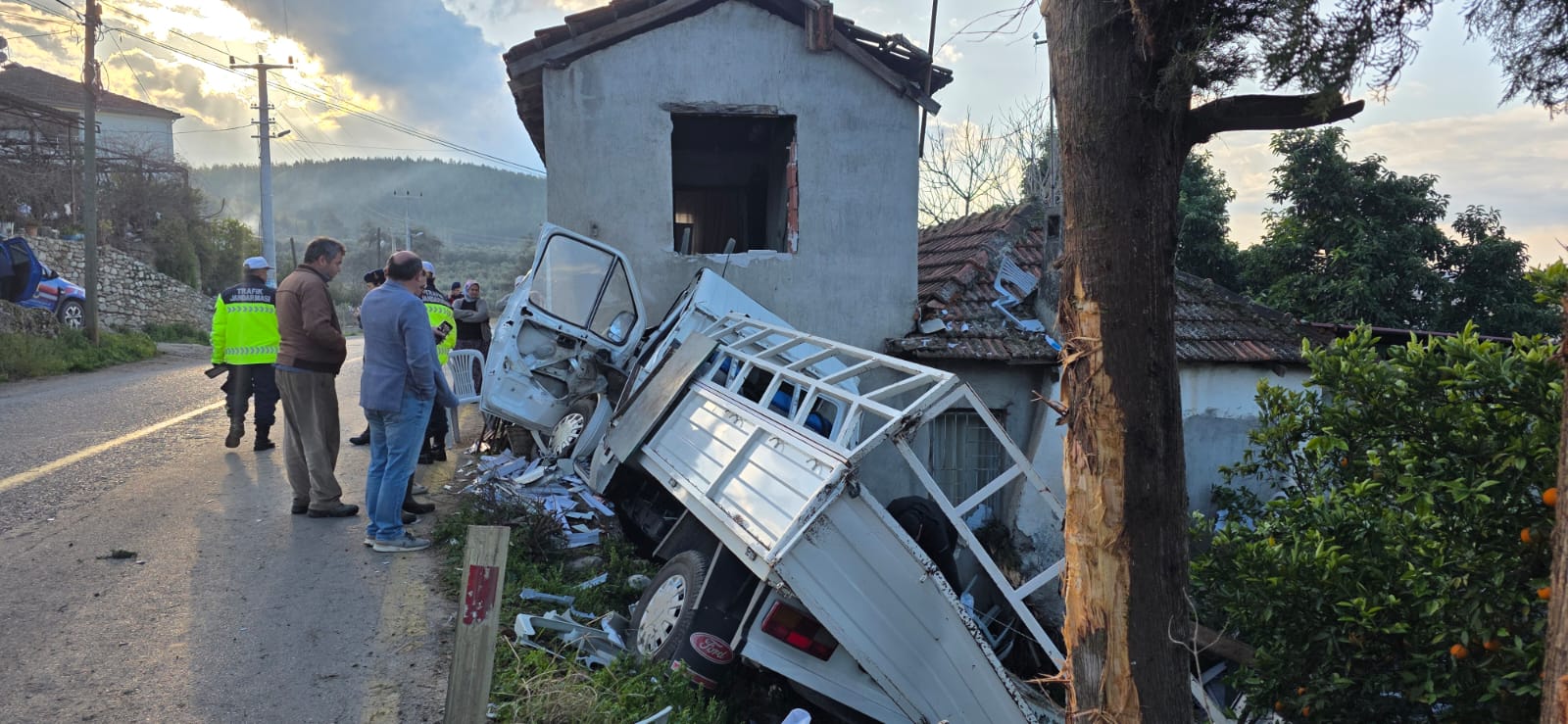 Kontrolden Çıkan Kamyonet Eve Çarptı: Genç Sürücü Kurtarılamadı