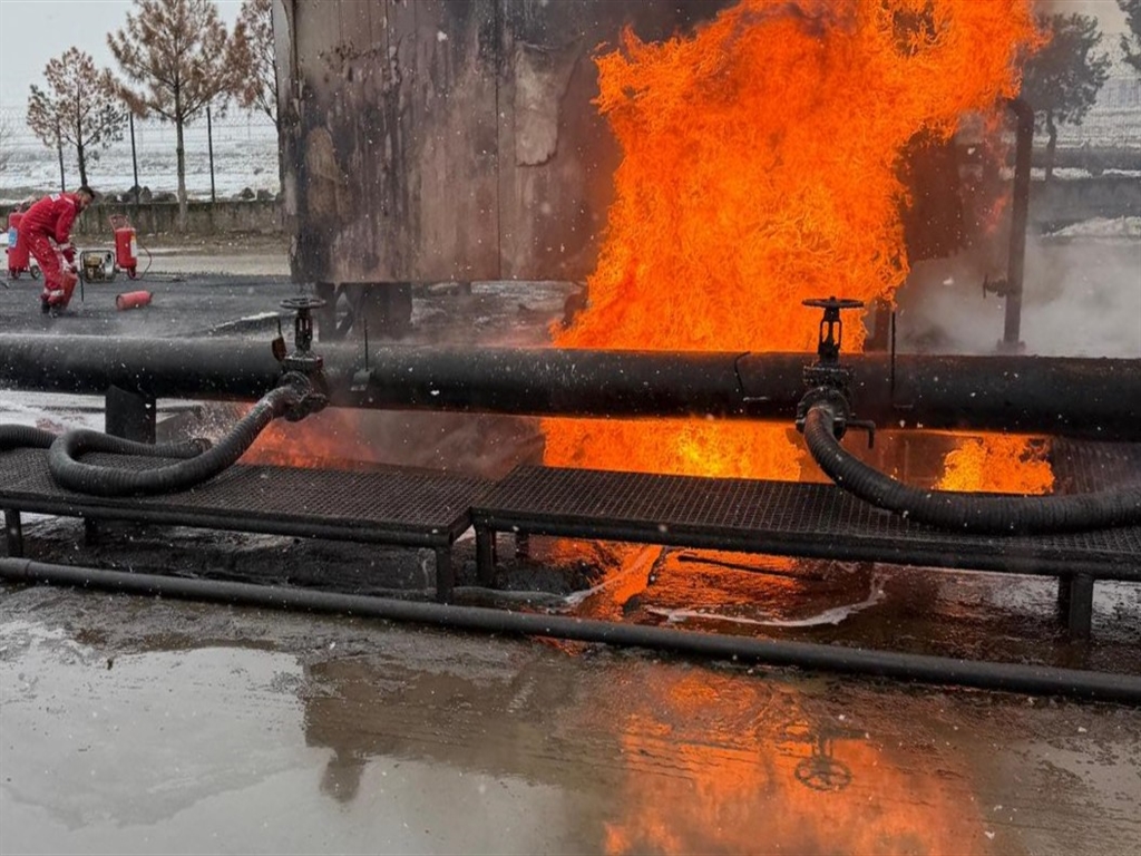 Eğil'de petrol istasyonu yangını ekiplerin müdahalesiyle söndürüldü