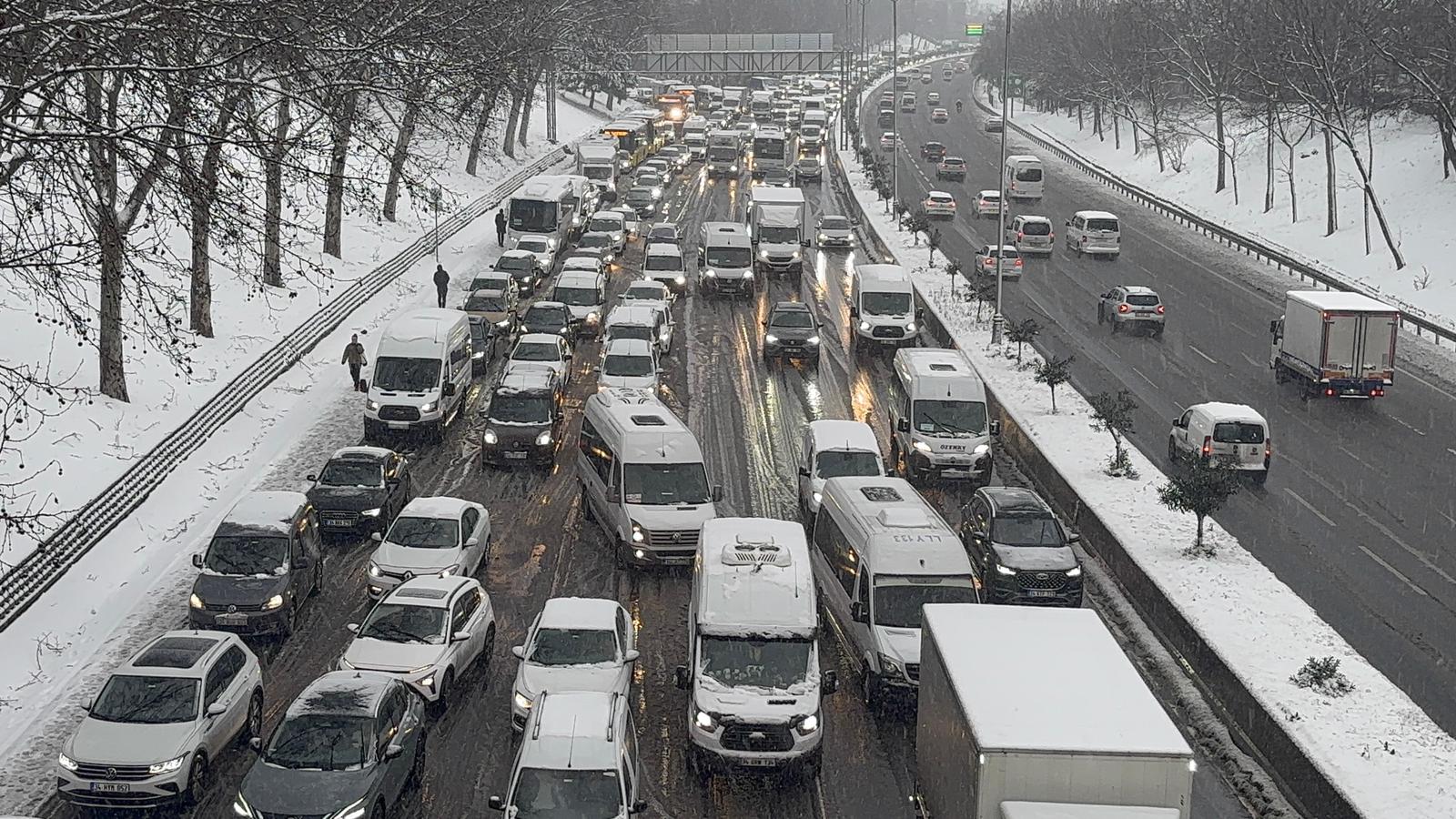 İstanbul Trafiği Karla Durdu Yoğunluk Yüzde 81'e Ulaştı