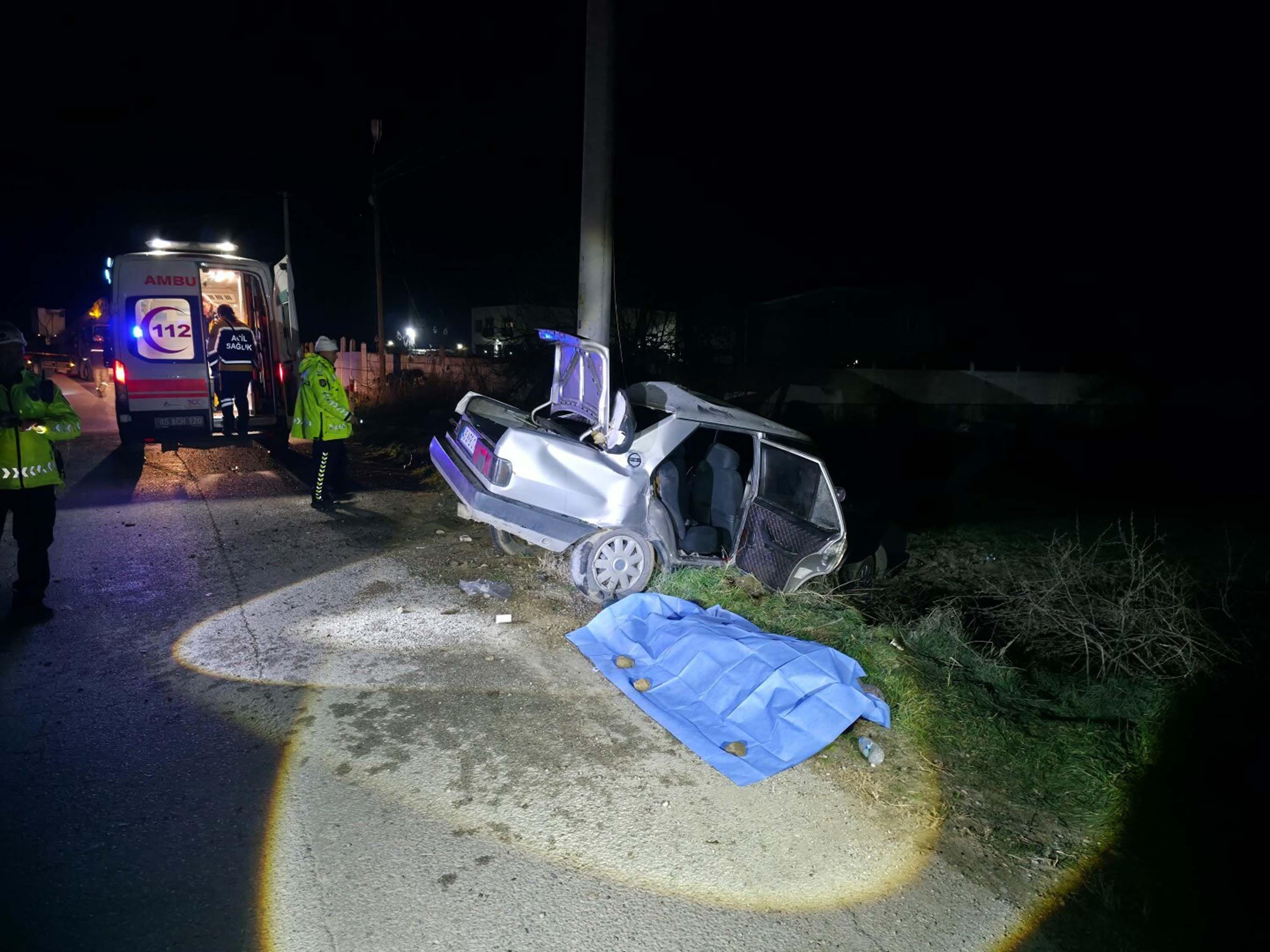 Manisa'da otomobil elektrik direğine çarptı 1 kişi hayatını kaybetti