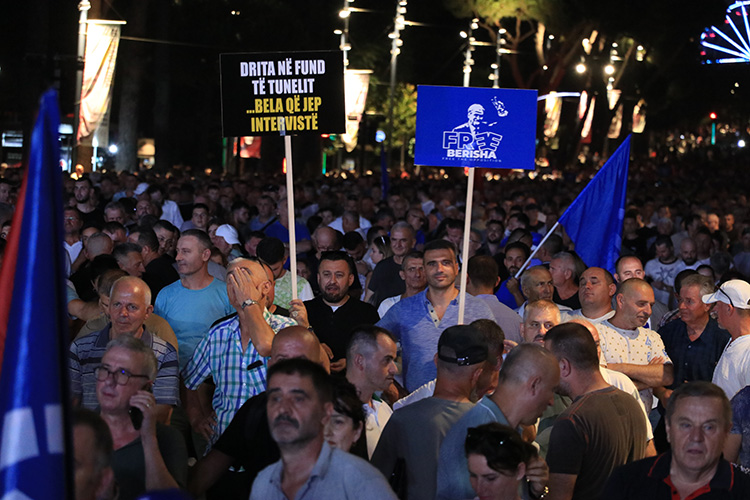 Tiran'da İki Ayrı Noktada Protesto: Muhalefet Değişim İstiyor