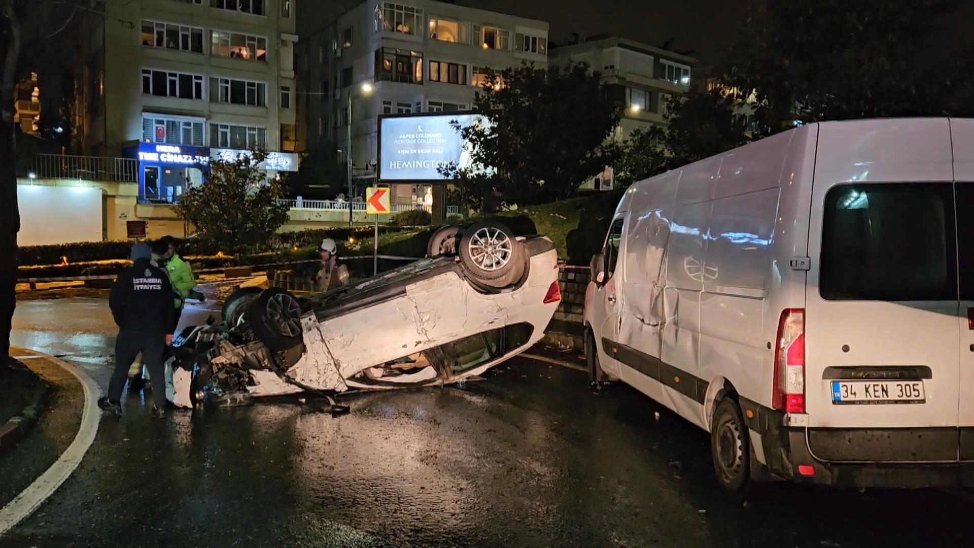 Beşiktaş'ta kontrolden çıkan araç park halindeki minibüse çarptı