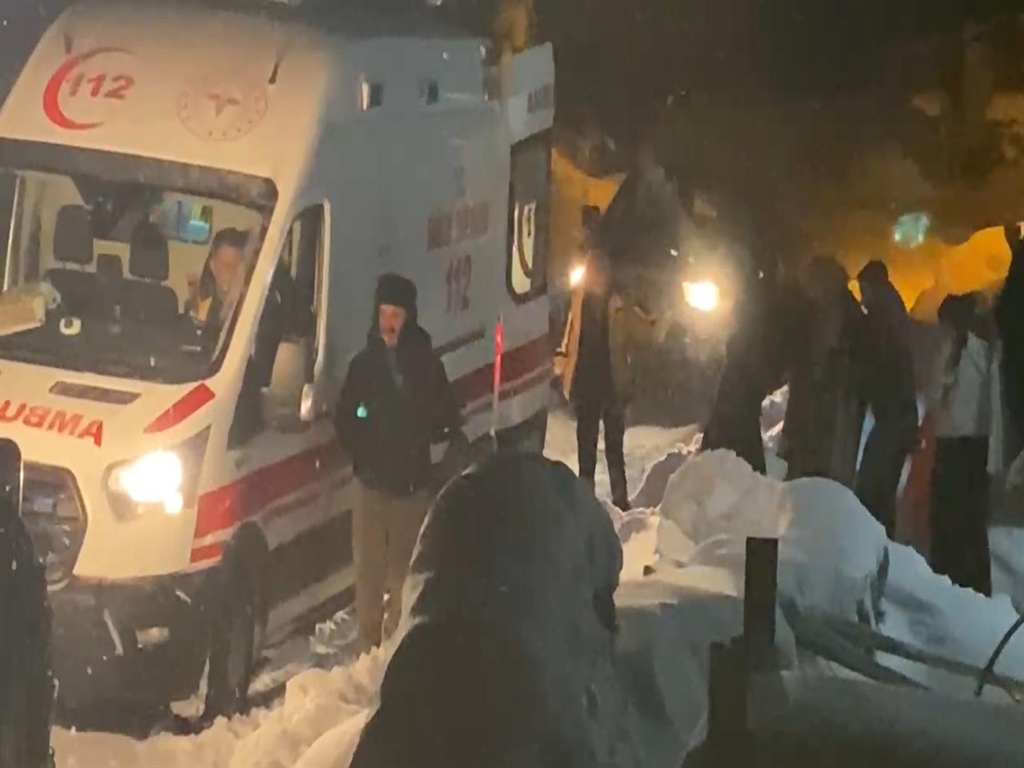 Kars'ta köy yolu ambulans ekiplerine açıldı, hasta kurtarıldı