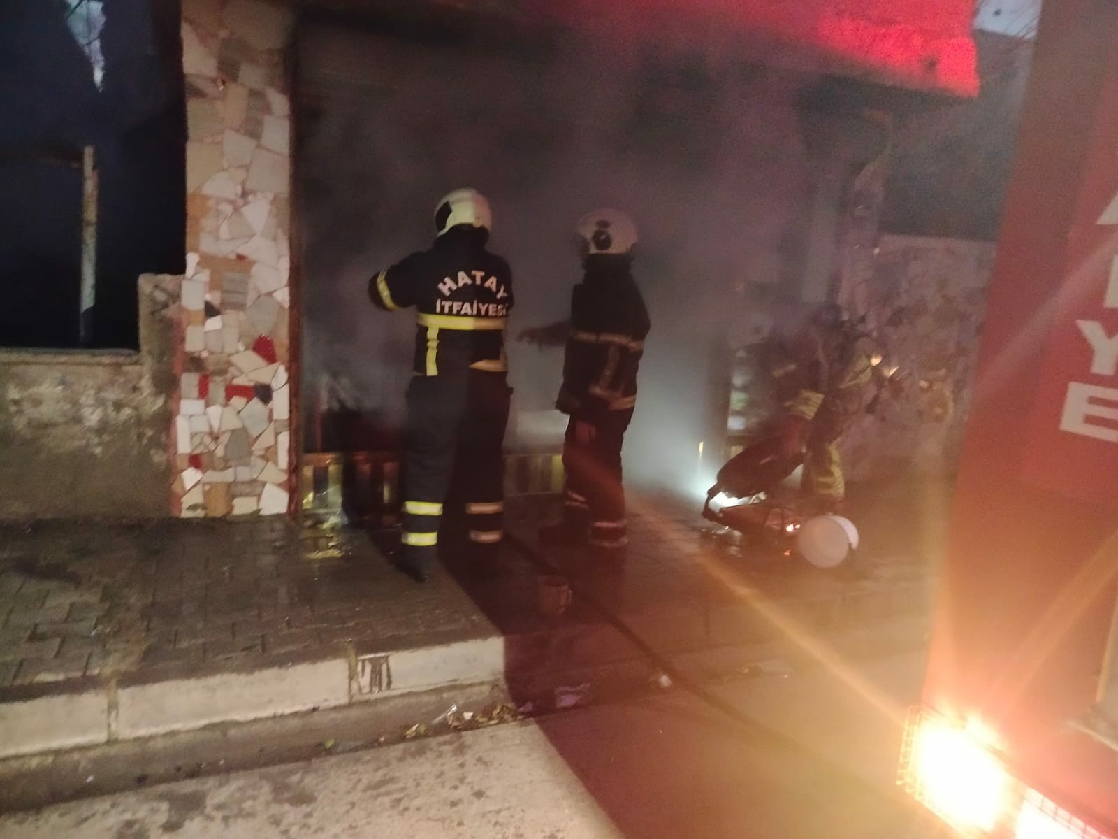Hatay'da bir iş yerinde çıkan yangın itfaiye ekiplerince söndürüldü