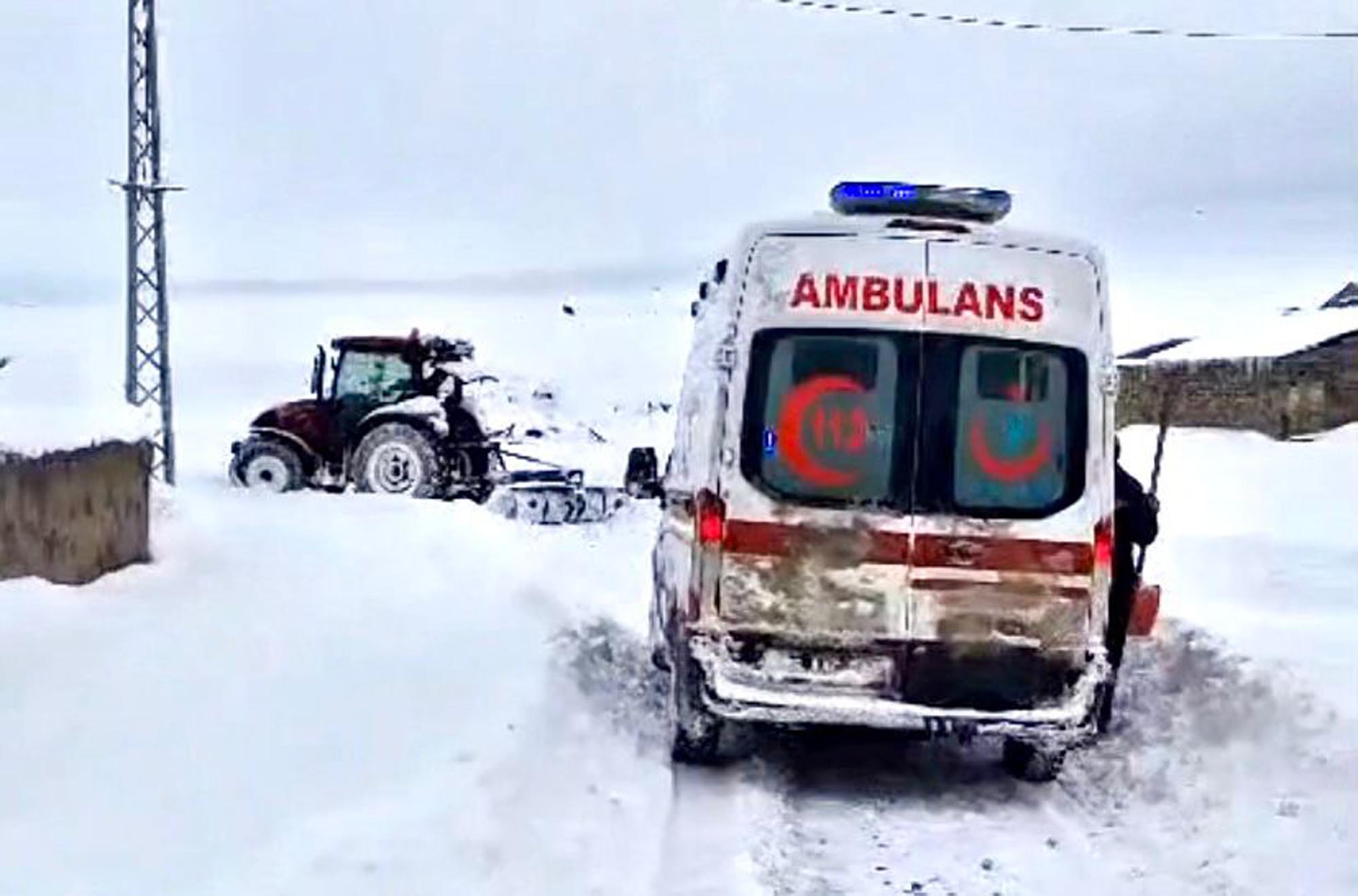 Kars'ta Karla Mücadele Hayat Kurtardı: Ambulans Köye Traktör Desteğiyle Ulaştı