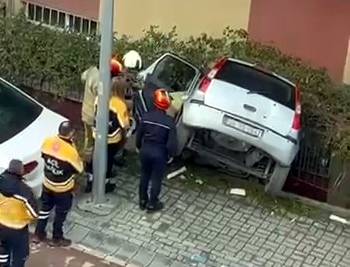İstanbul - Avcılar'da binanın boşluğuna düşen otomobilin sürücüsü yaralandı
