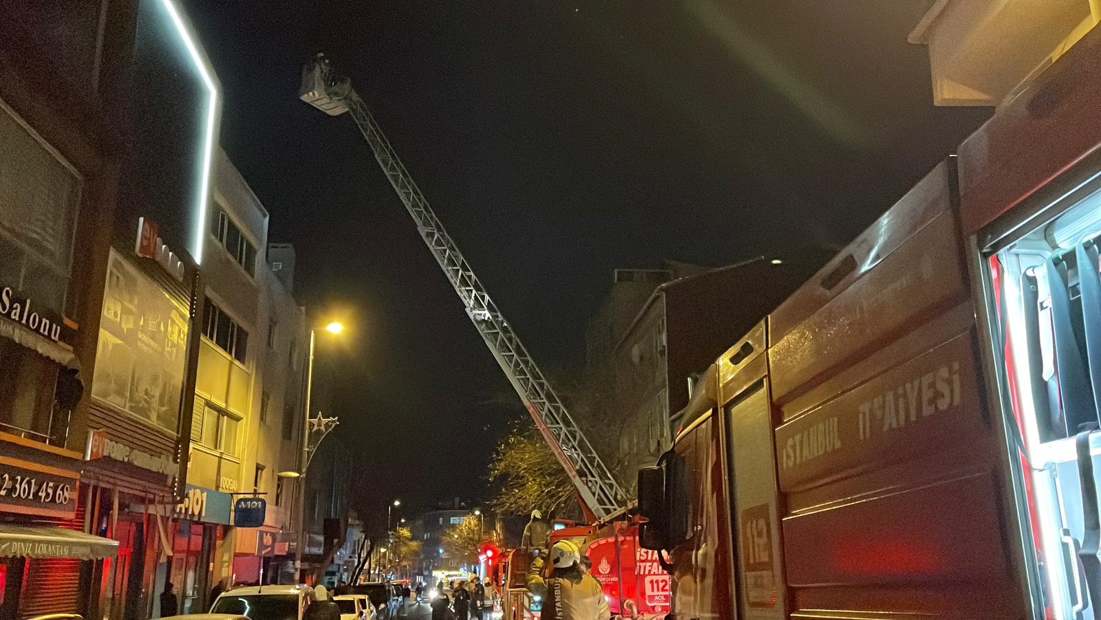 İstanbul - Beyoğlu'nda iş yerinin çatısında çıkan yangın söndürüldü