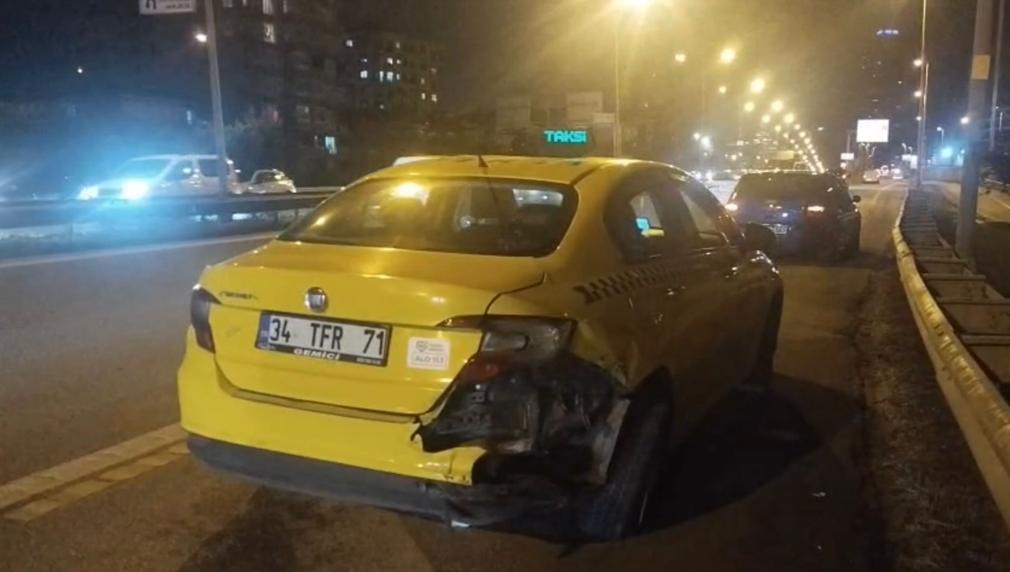 İstanbul - Ümraniye'de otomobil bariyerlere çarptı: 2 yaralı