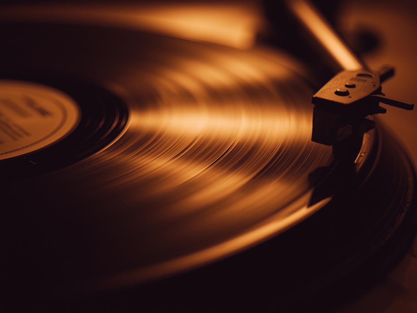 Dijital Çağda Analog Geri Dönüş: Vinyl Plak Satışları CD'leri Geride Bıraktı
