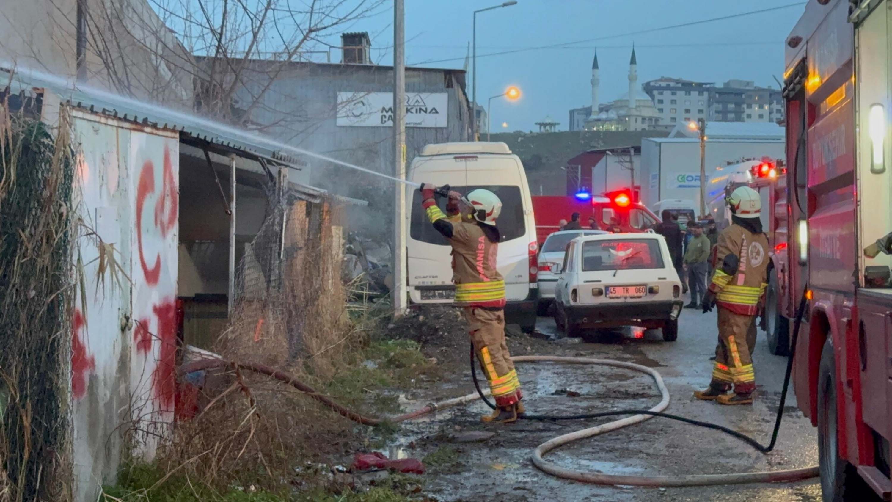Manisa'da sanayi sitesinde yangın: Marangoz atölyesi kül oldu