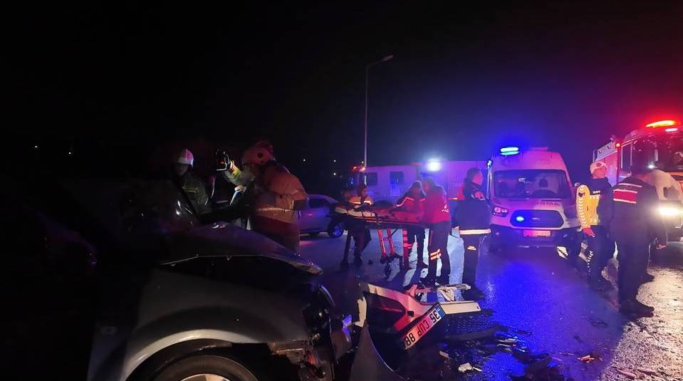 İzmir'de iki otomobilin çarpışması sonucu 6 kişi yaralandı