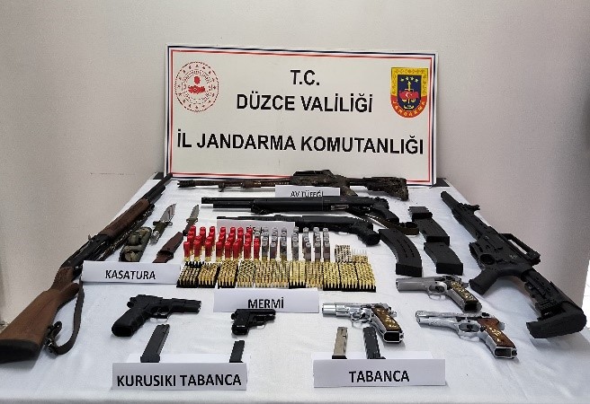 Sosyal medyada silahla paylaşım yapan 8 şüpheli gözaltına alındı
