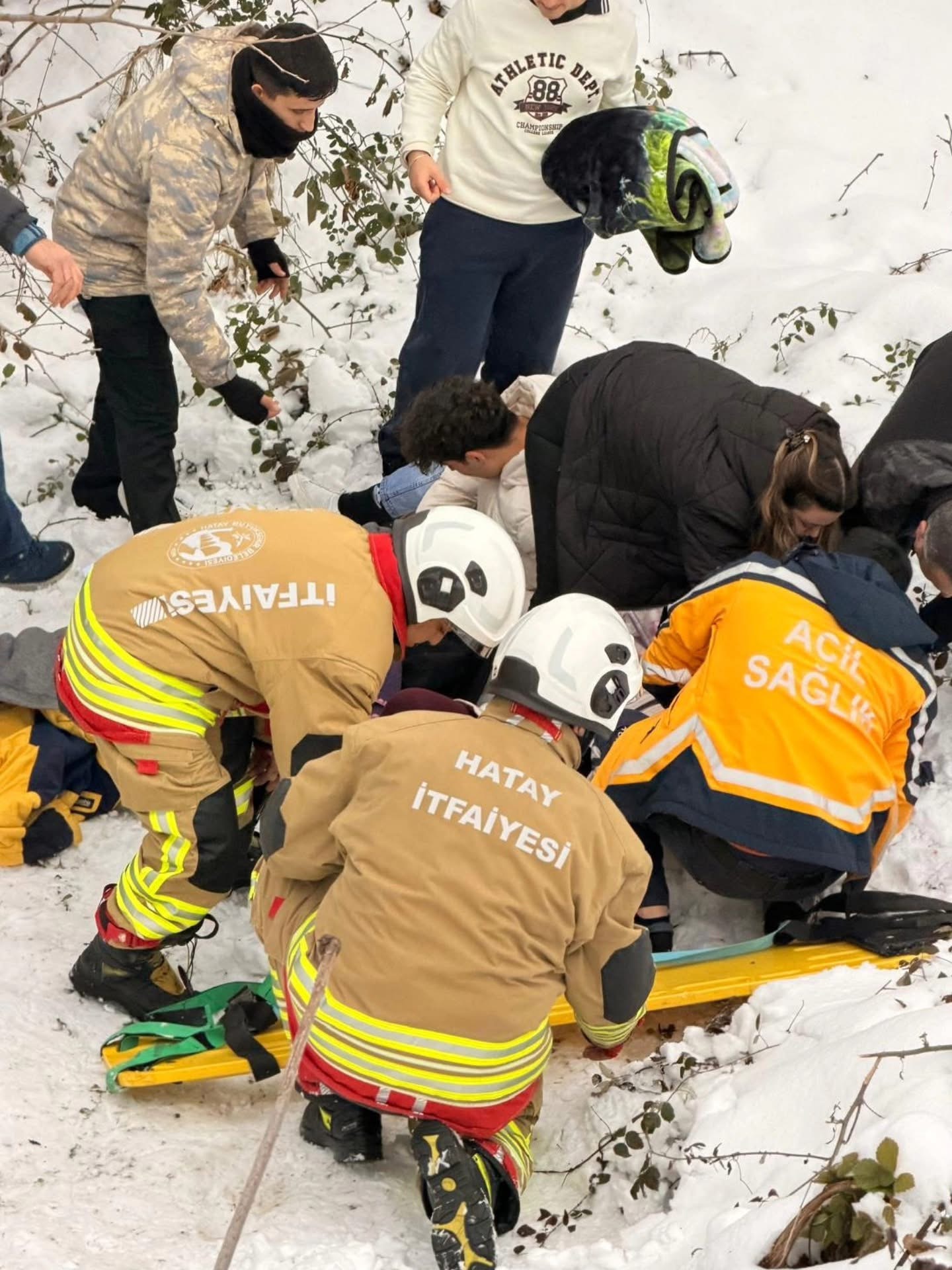 Hatay'da otomobil dereye uçtu: 5 kişi yaralandı