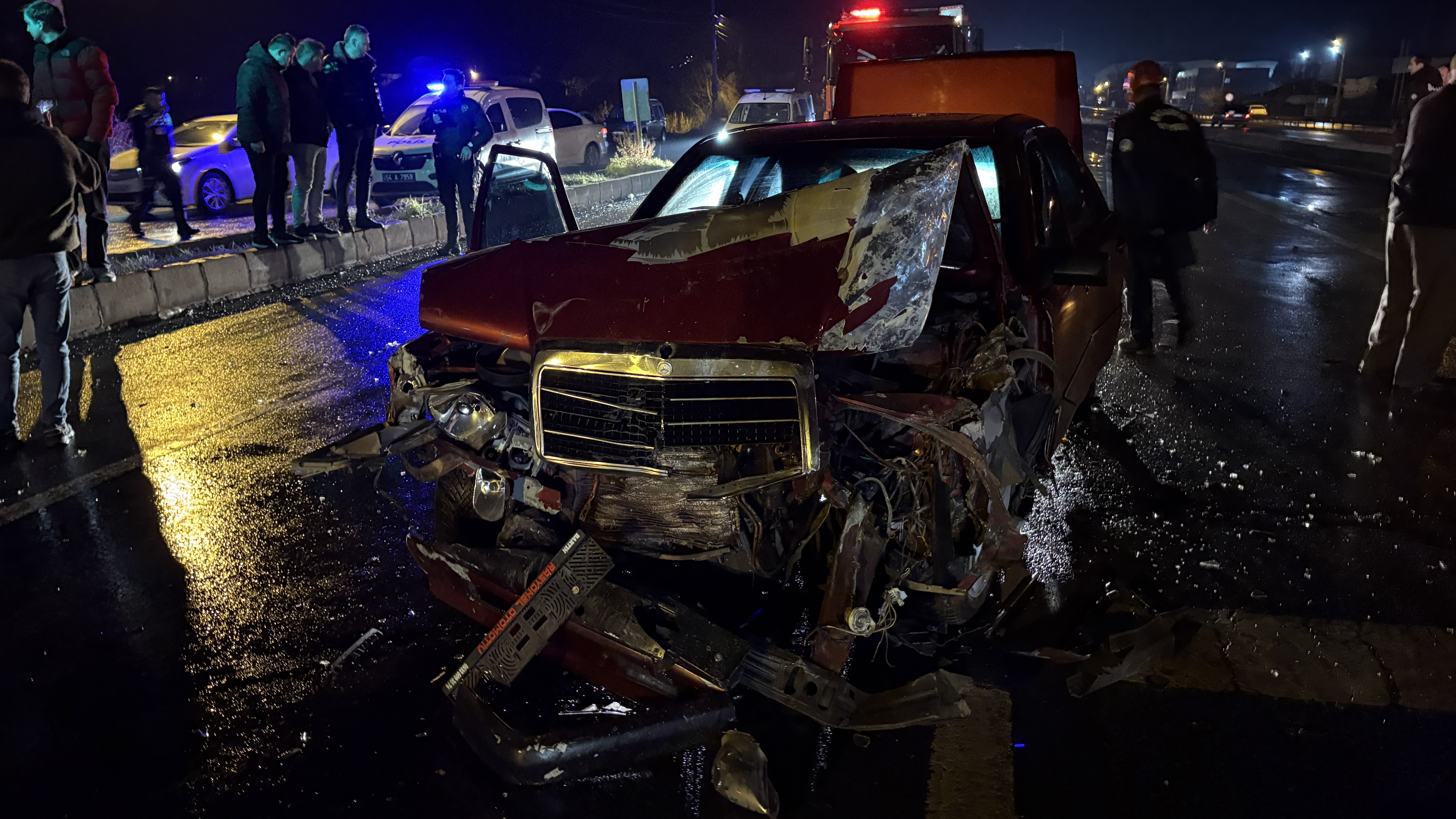 Sakarya'da Otomobil Minibüse Arkadan Çarptı: 2 Kişi Yaralandı