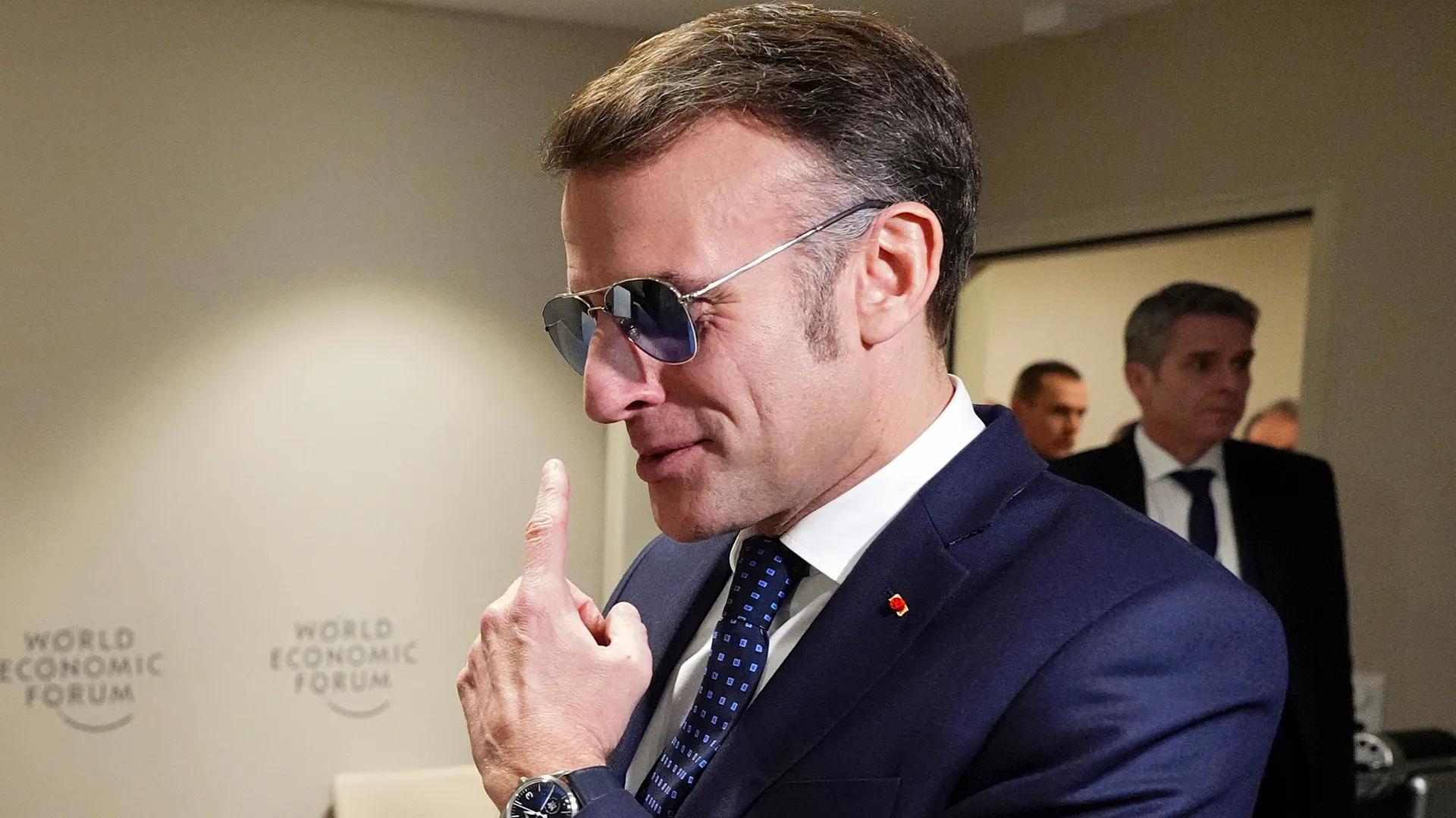 Macron'un Davos İmajı: Gözlüklerin Arkasındaki Siyasi Mesaj Ne?