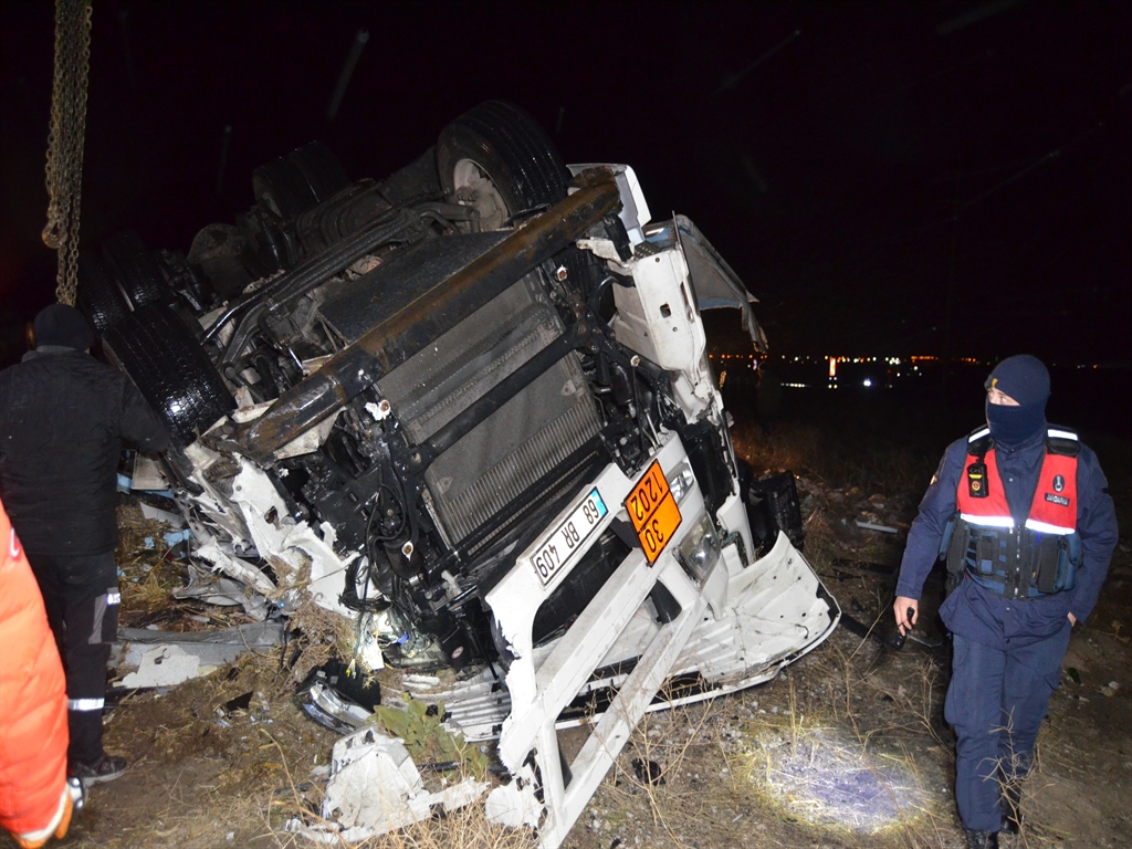 Aksaray'da Et Yüklü TIR Devrildi: Sürücü Hayatını Kaybetti