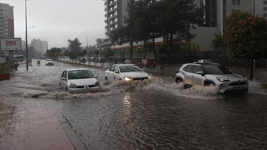 Antalya'da Şiddetli Yağış Hayatı Olumsuz Etkiledi