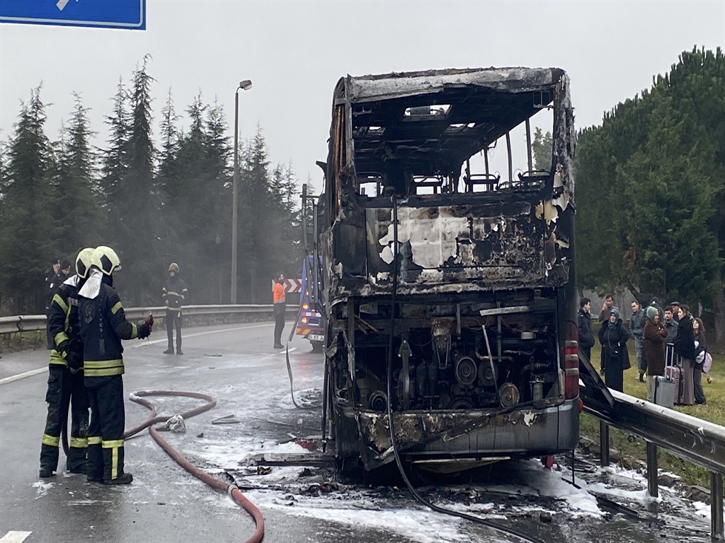 Kocaeli'de Otobüs Yangını: D-100'de Panik Yaşandı