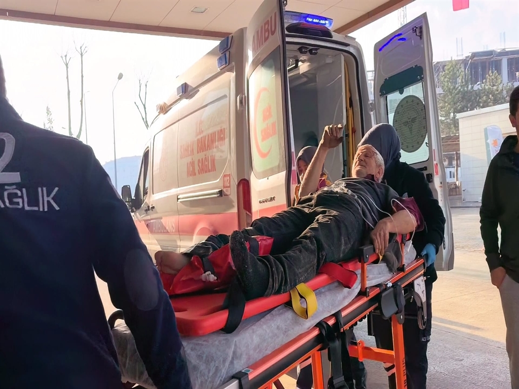 İnegöl'de Depoda Devrilen Demirler İşçiyi Yaraladı