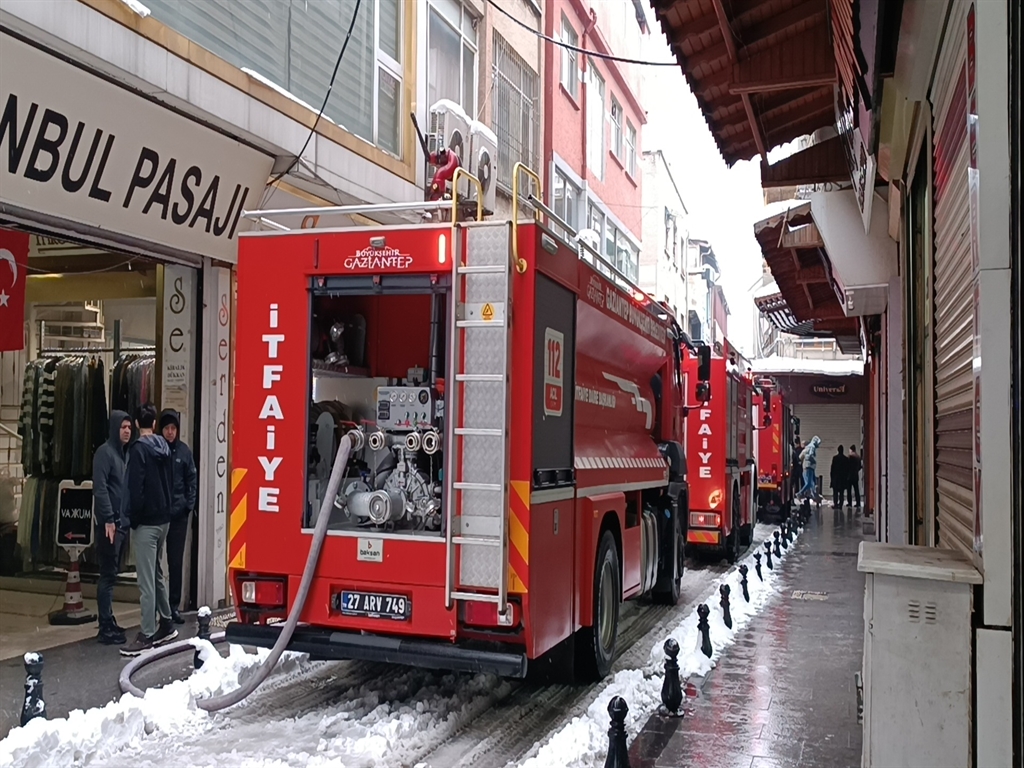 Gaziantep'te İş Merkezi Yangını: 6 Kişi Dumandan Etkilendi