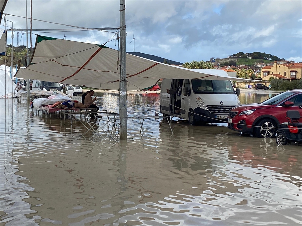 Çeşme'de Sağanak Yağış Hayatı Olumsuz Etkiledi