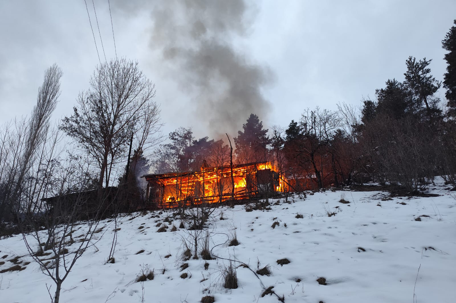 Artvin'de ahşap evde çıkan yangında ev kullanılamaz hale geldi