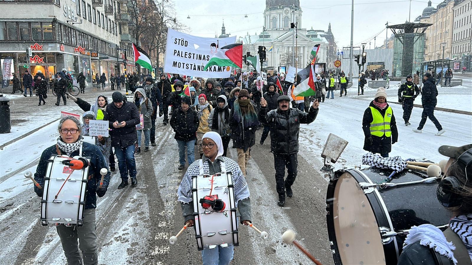 İsrail'in ateşkese rağmen Gazze'ye saldırıları sürdürmesi İsveç'te protesto edildi