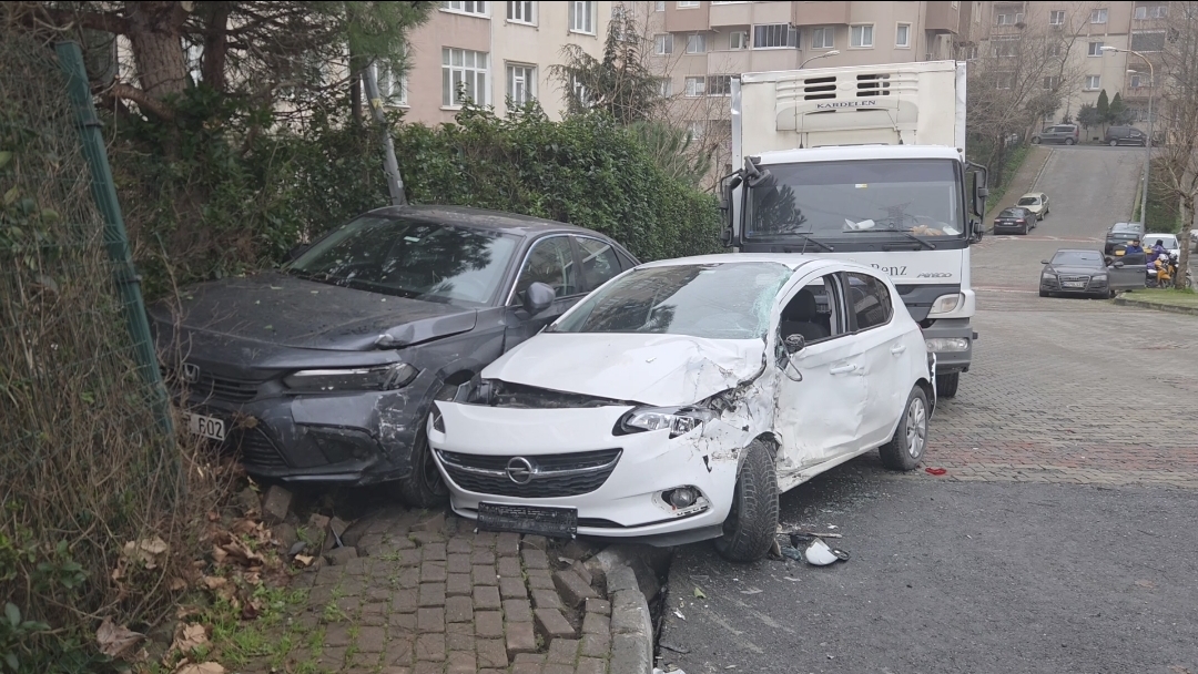 Başakşehir'de yokuştan kayan tır 5 araca çarptı