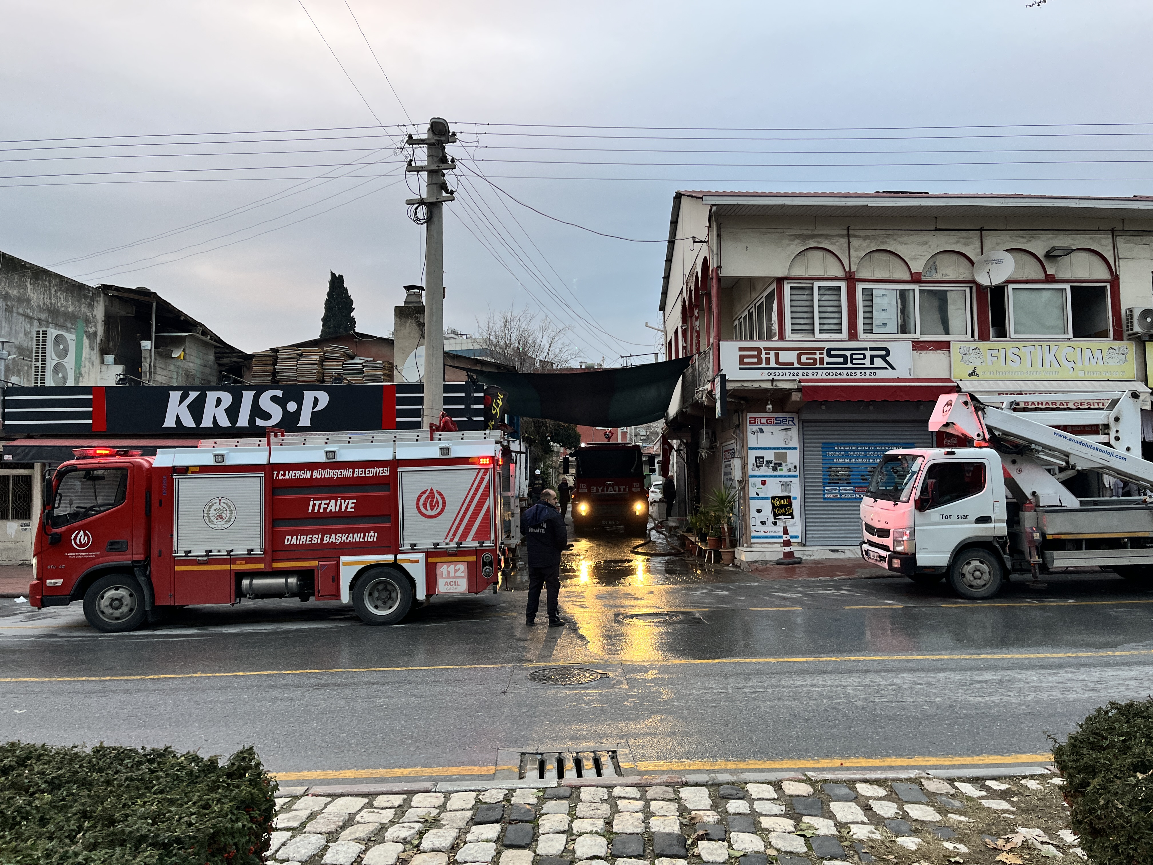 Mersin'de iki katlı ev yangın sonucu kullanılamaz hale geldi