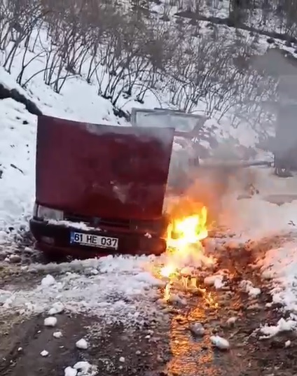 Trabzon'da seyir halindeki otomobilde çıkan yangın söndürüldü
