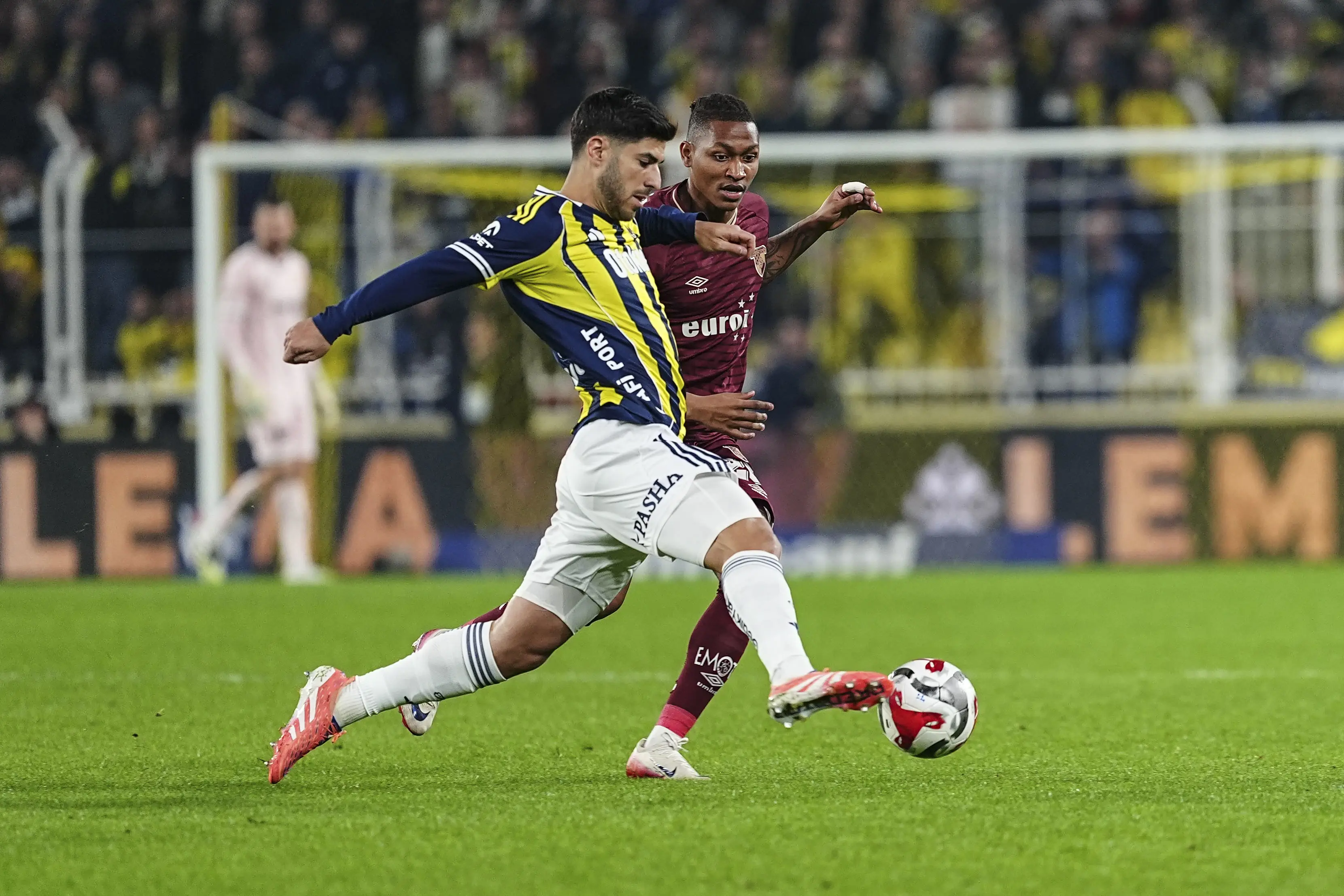 Fenerbahçe-Göztepe müsabakasının ilk yarısı 1-1 berabere tamamlandı