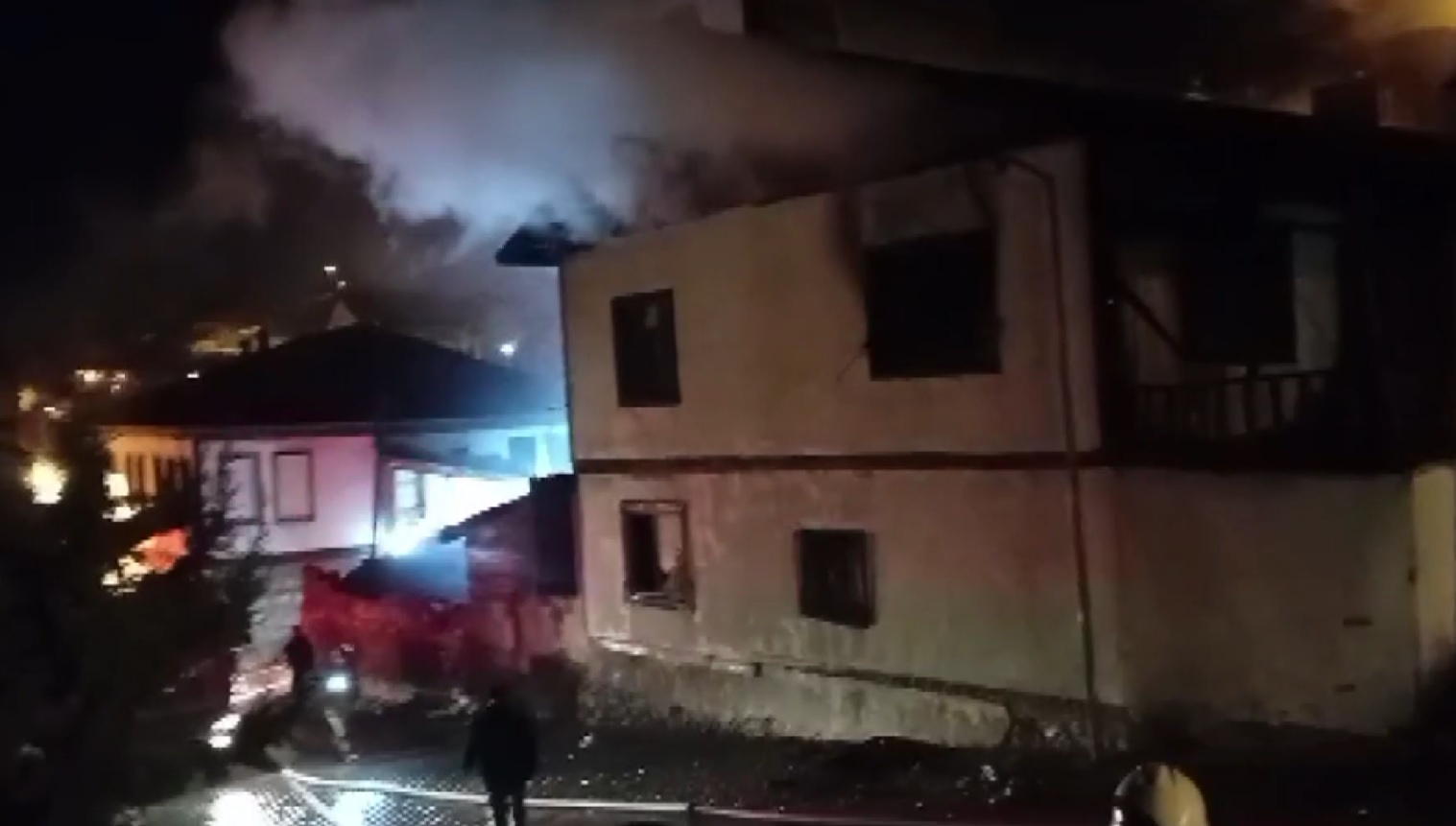 Beypazarı'nda çıkan yangında 6 ev kullanılmaz hale geldi