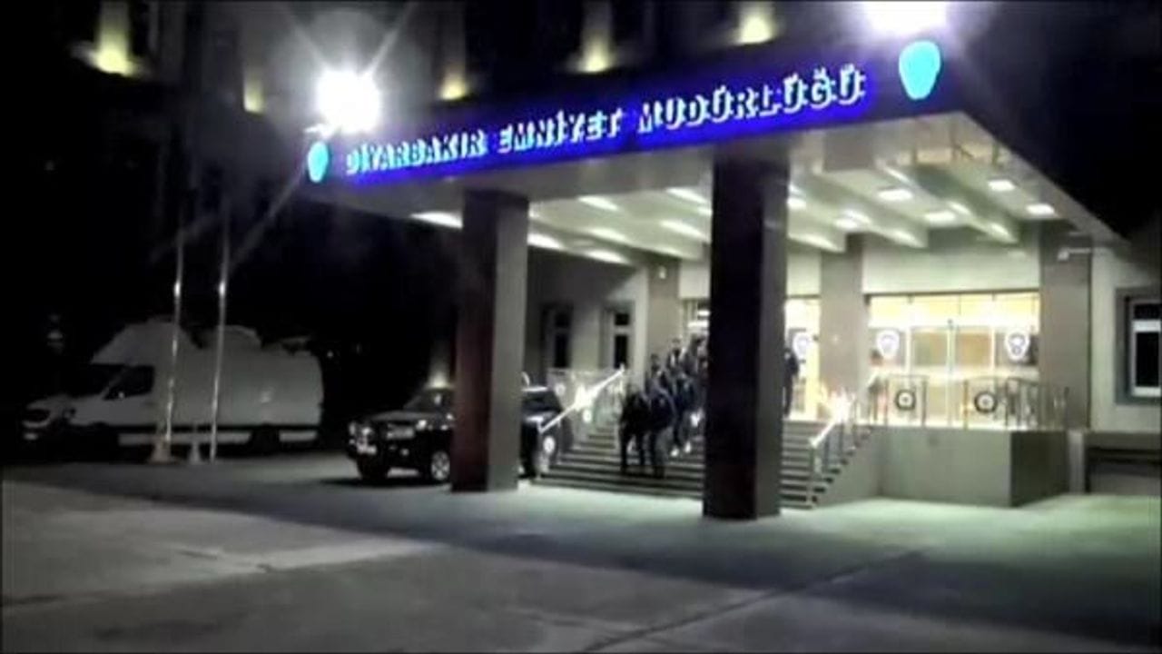 Diyarbakır'da İl Emniyet Müdürlüğü binası önüne el yapımı patlayıcı atıldı: Can kaybı yok