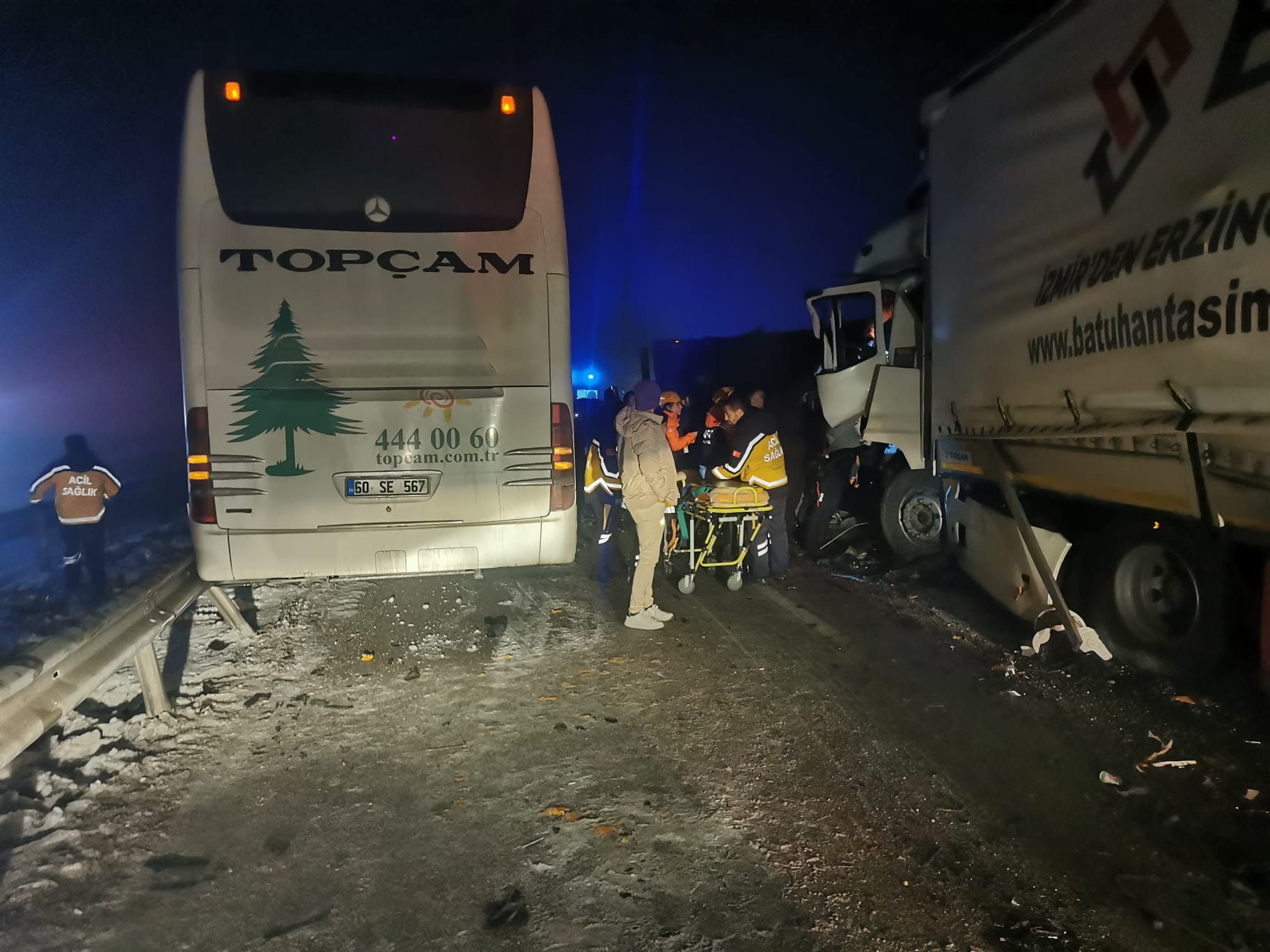 Sivas'ta Zincirleme Kaza: 4 Araç Birbirine Girdi