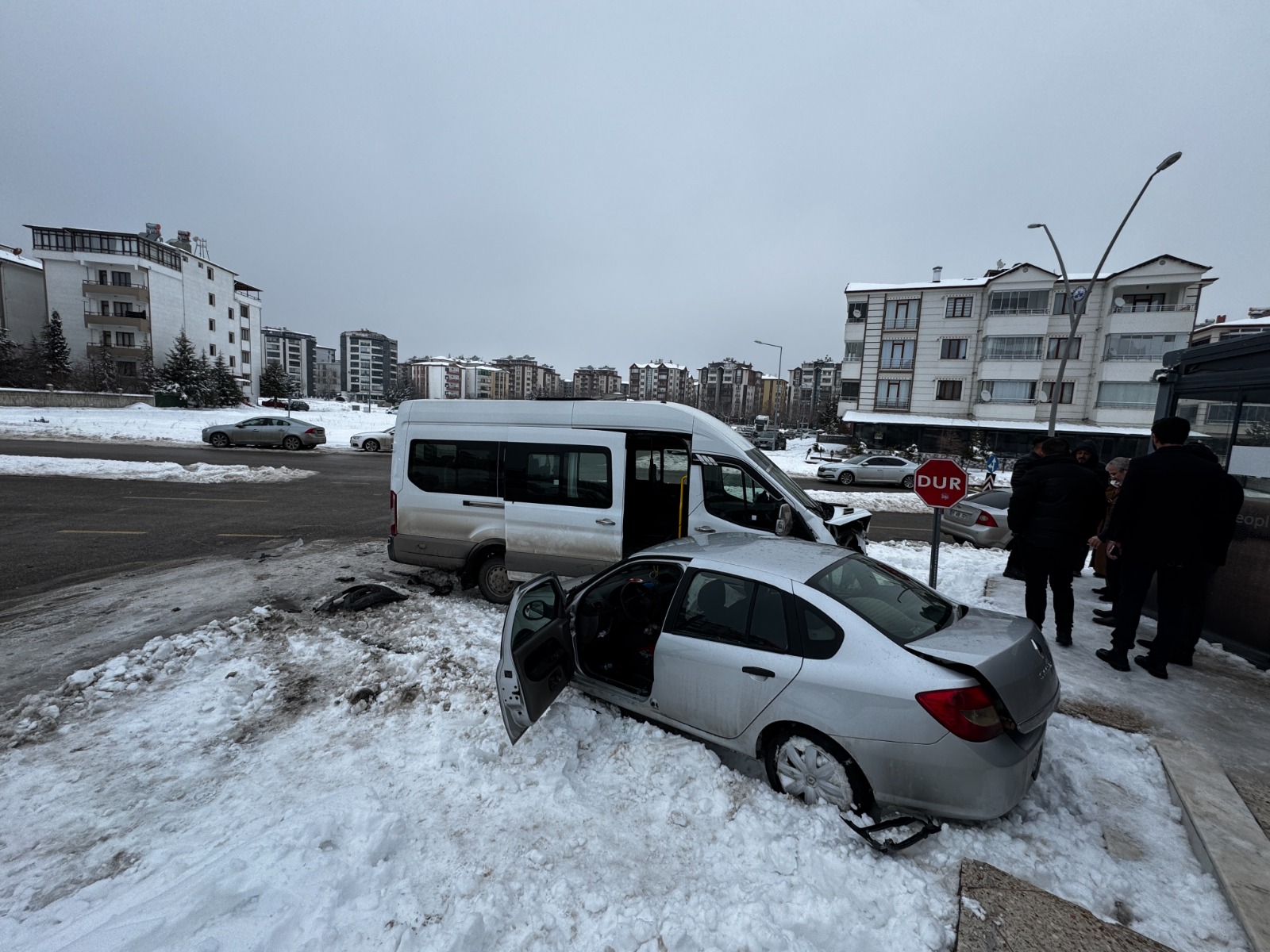 Elazığ'da Minibüs ile Otomobil Çarpıştı: 4 Yaralı
