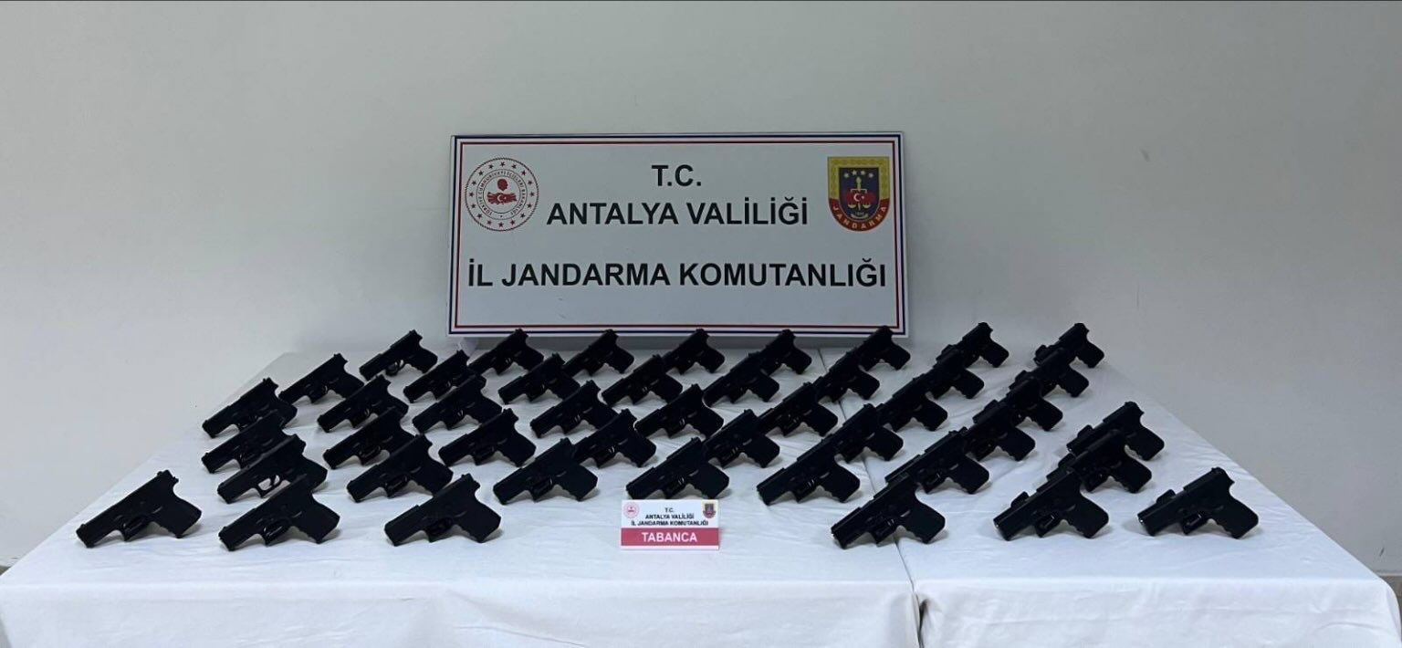 Antalya'da Silah Kaçakçılığı Operasyonu: 45 Ruhsatsız Tabanca Ele Geçirildi