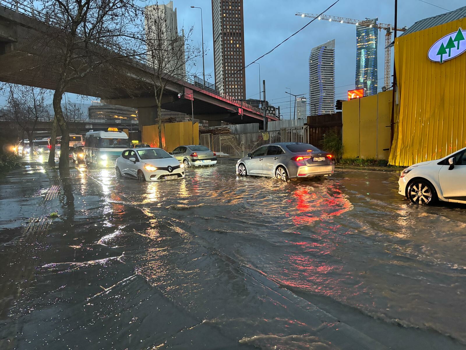 İzmir'de kuvvetli fırtına ve sağanak hayatı olumsuz etkiledi