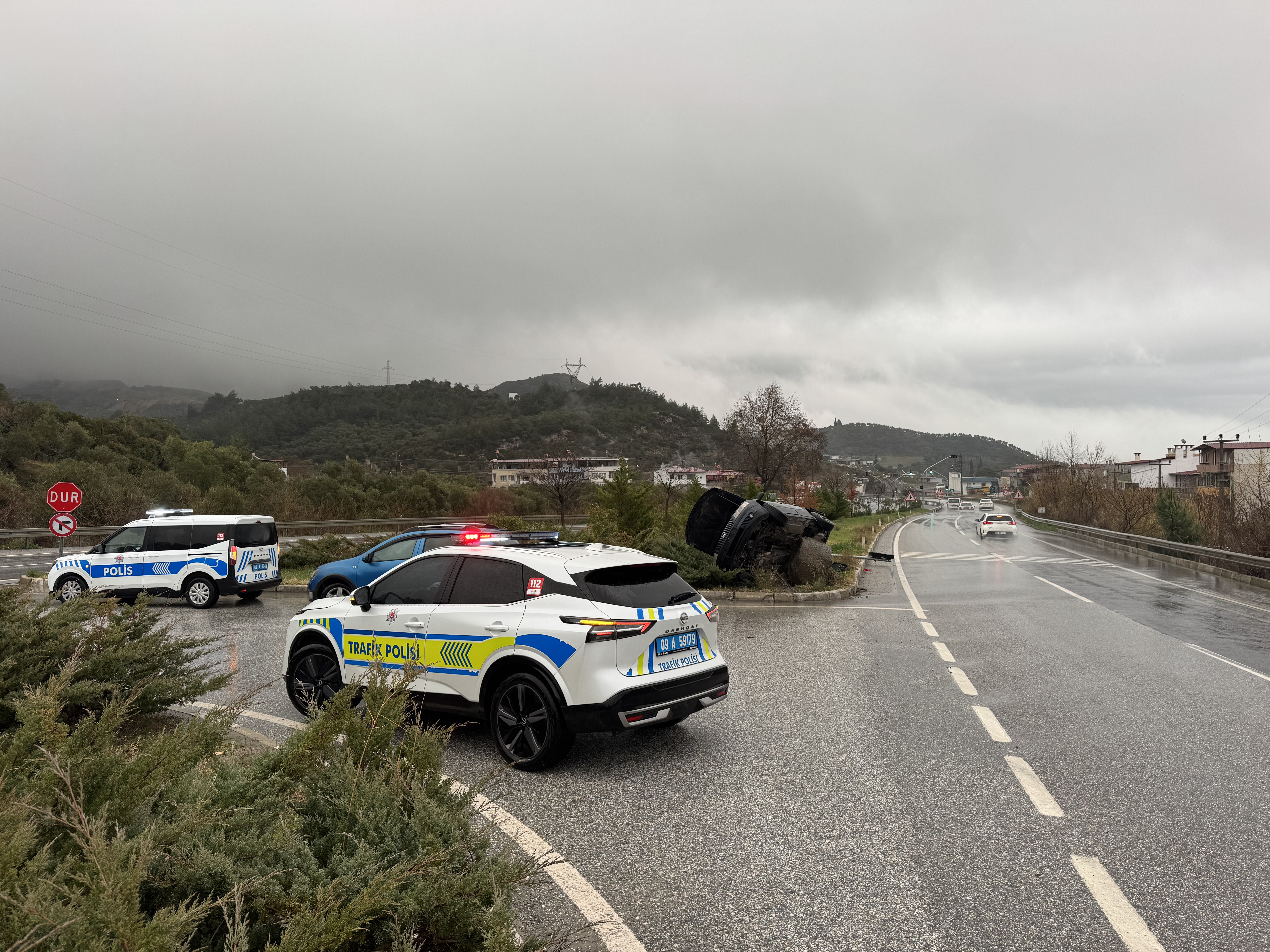 Aydın'da trafik ışığına çarpan otomobildeki 2 kişi yaralandı
