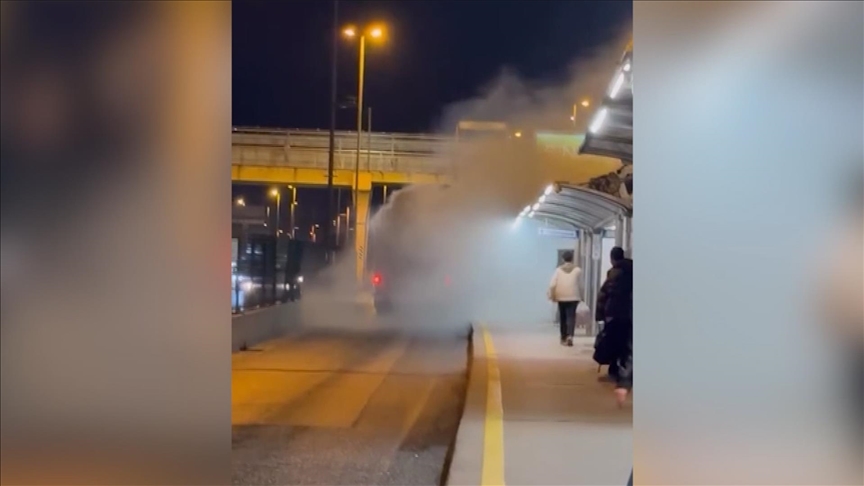 Üsküdar'da metrobüs yangını paniğe neden oldu