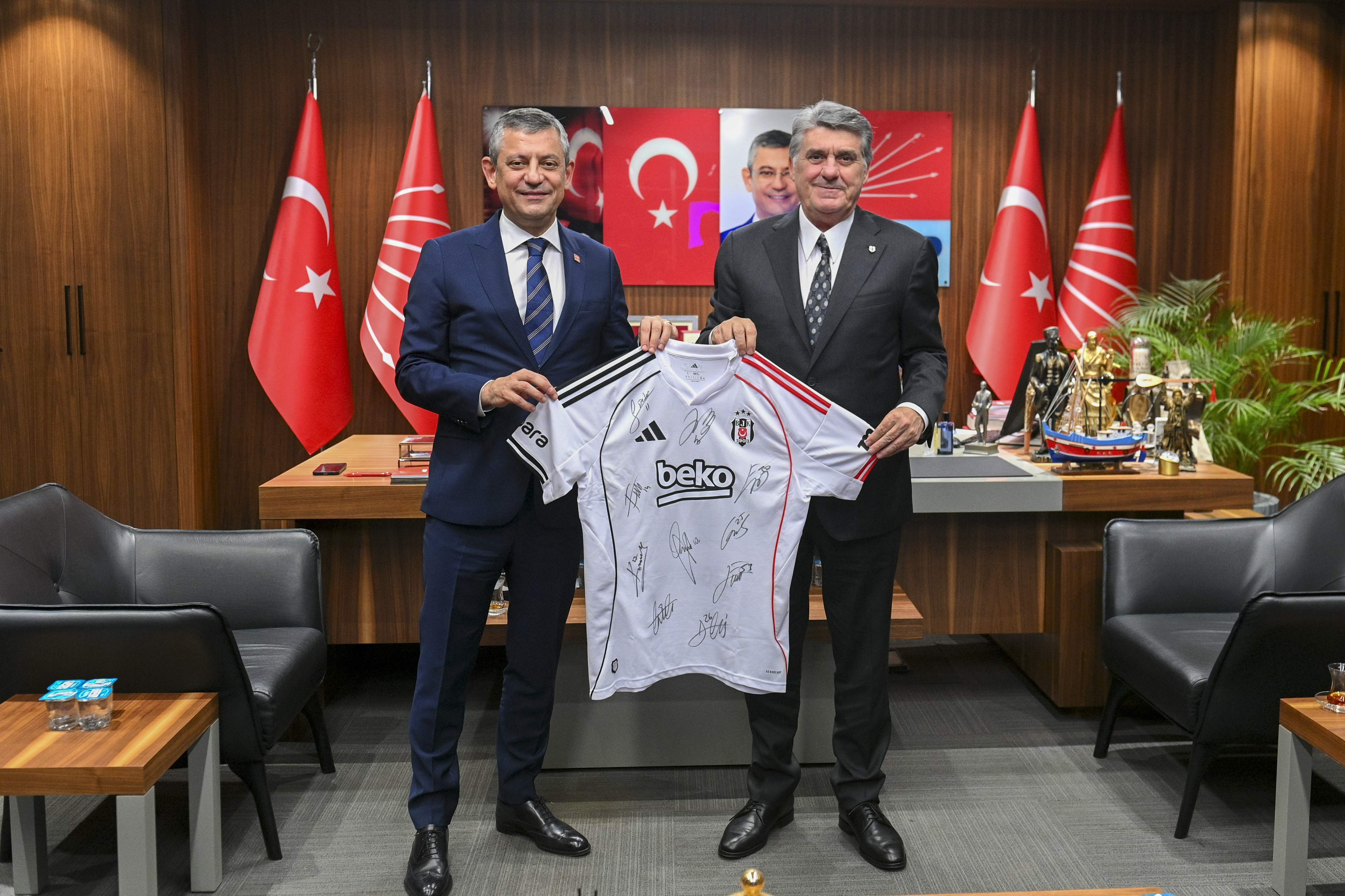 Özgür Özel İstanbul'daki Çalışma Ofisinde Serdal Adalı ile Görüştü
