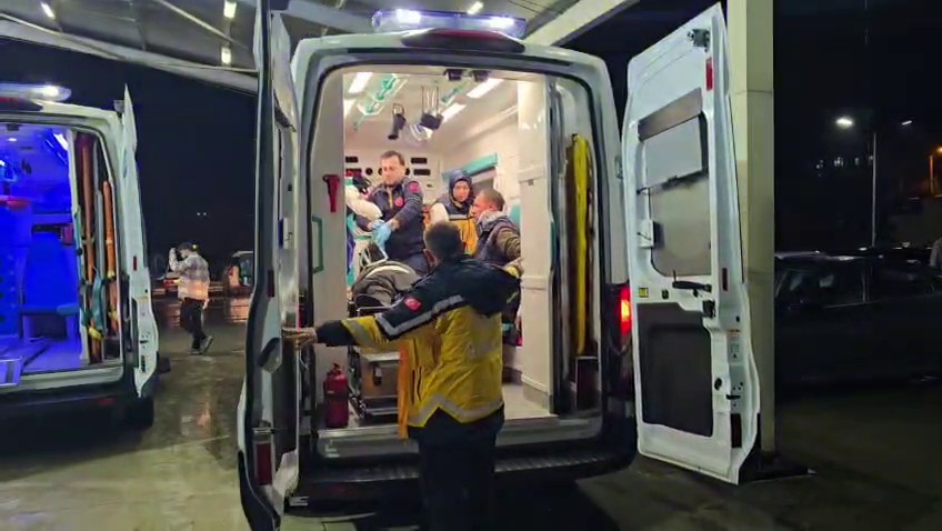 Adana'da İşçileri Taşıyan Minibüs Devrildi 13 Yaralı