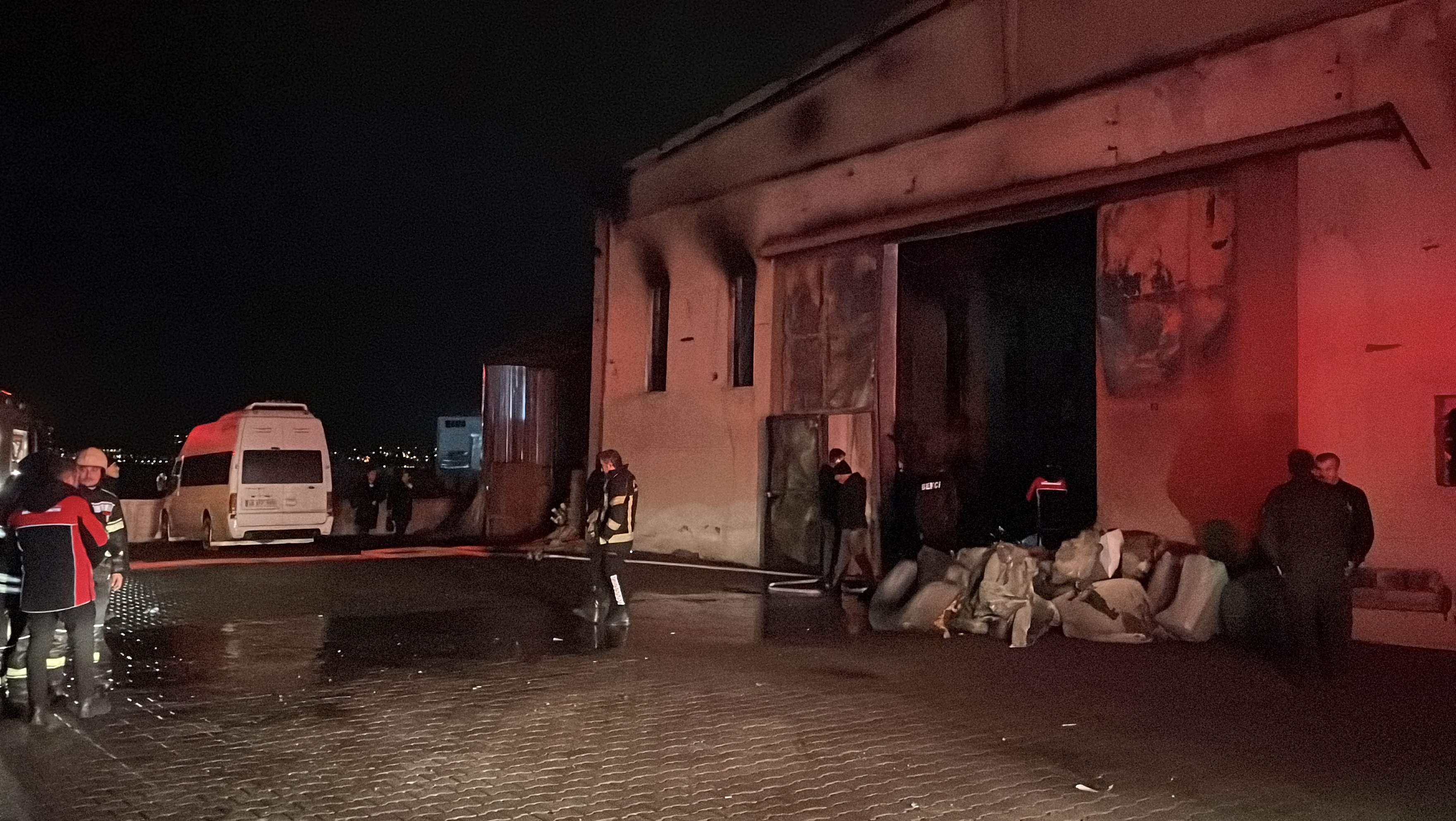 Kayseri OSB'de mobilya fabrikasında çıkan yangın söndürüldü