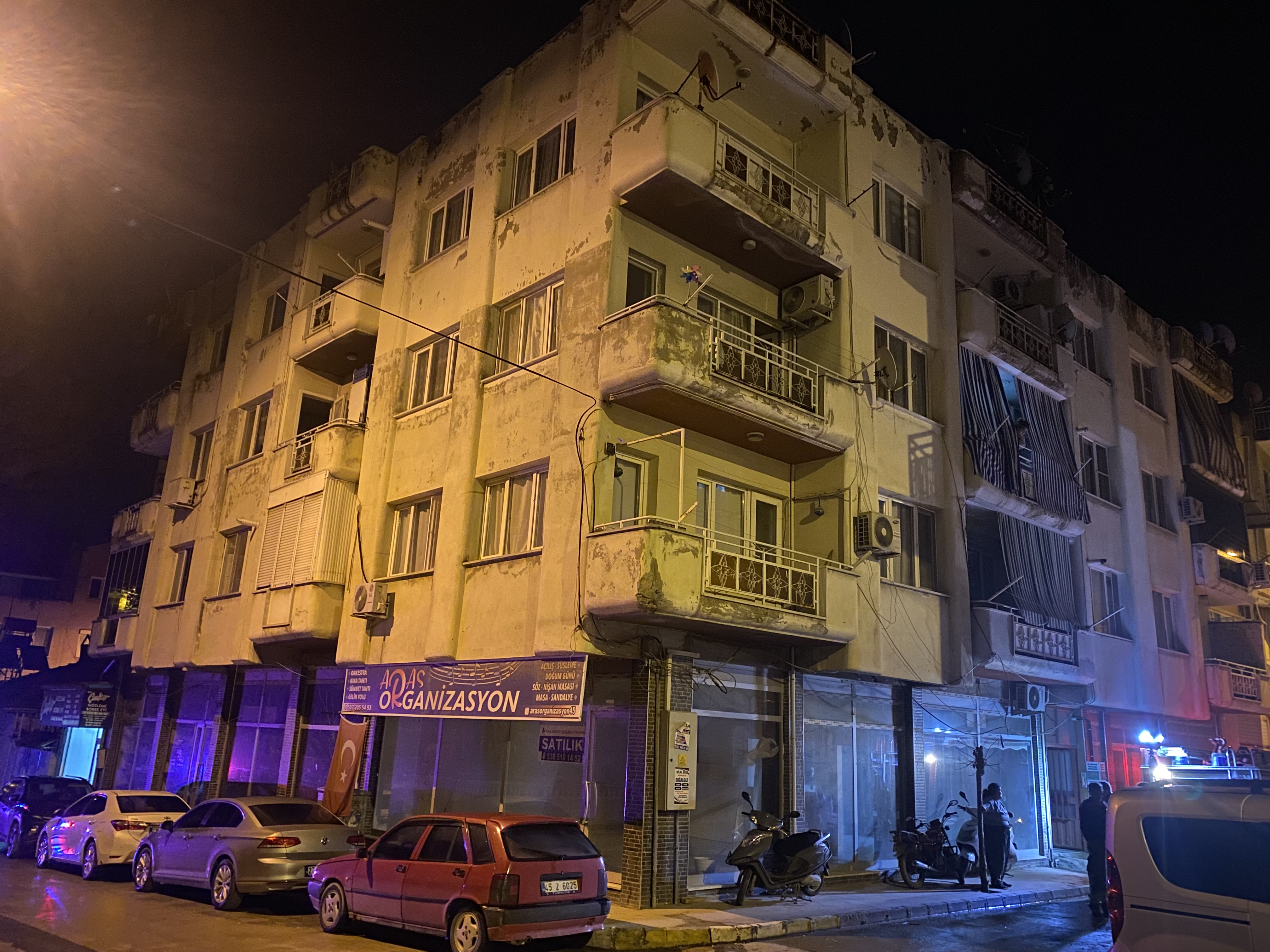 Manisa'da 4 katlı binada çıkan yangın itfaiye ekipleri tarafından söndürüldü