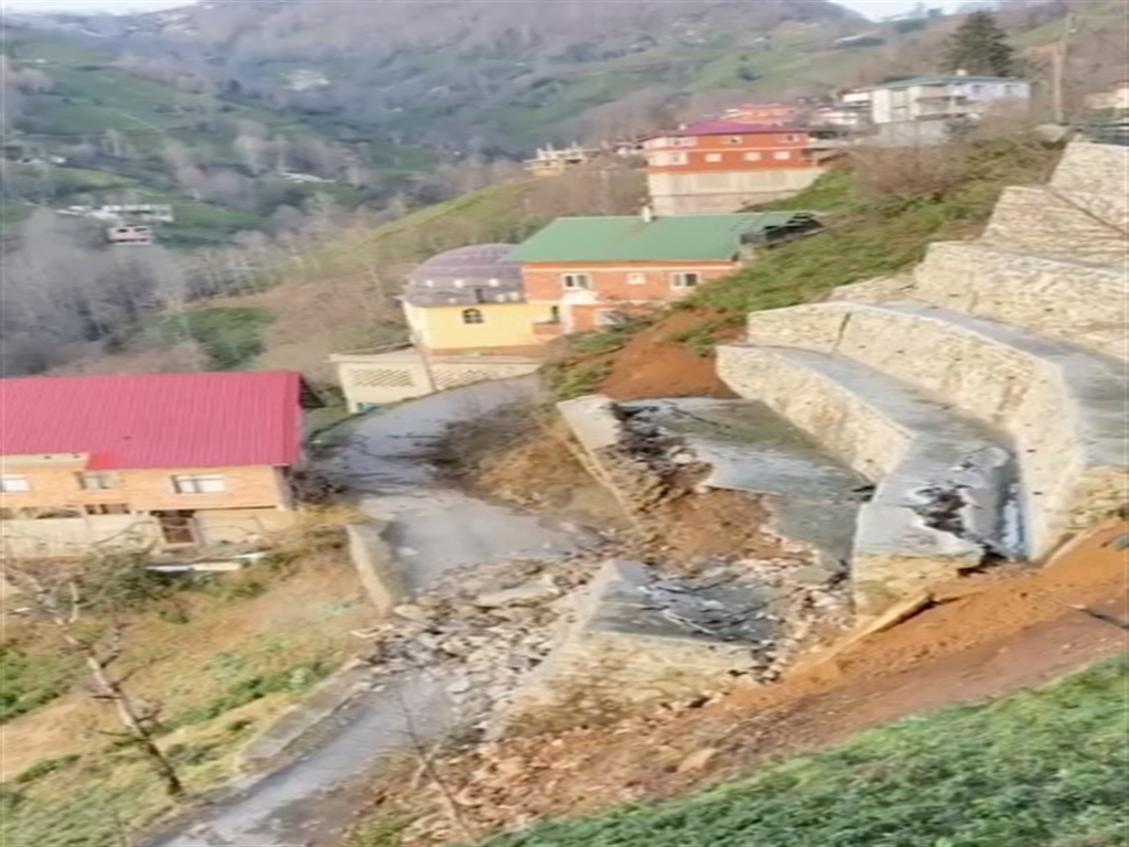 Rize'de heyelan; Bayırcık köyünde istinat duvarı çöktü