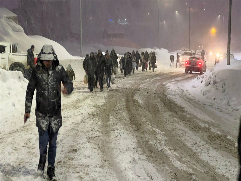 Yüksekova'da kar ve tipi hayatı durma noktasına getirdi